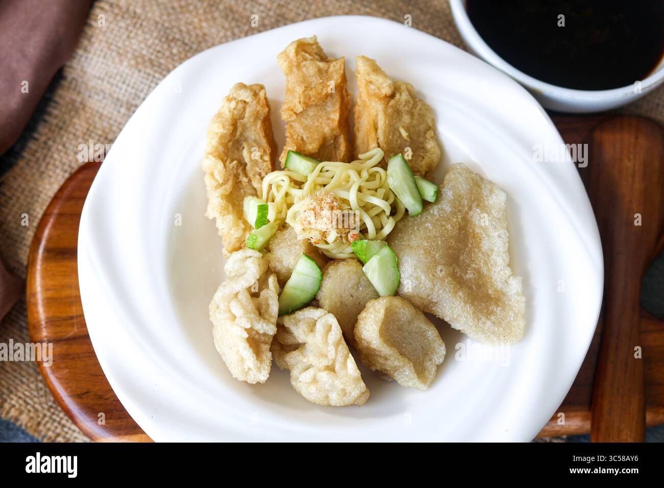Un piatto con un assortimento di Pempek (o Empek-Empek), un tradizionale piatto di torta di pesce indonesiana di Palembang. Foto Stock