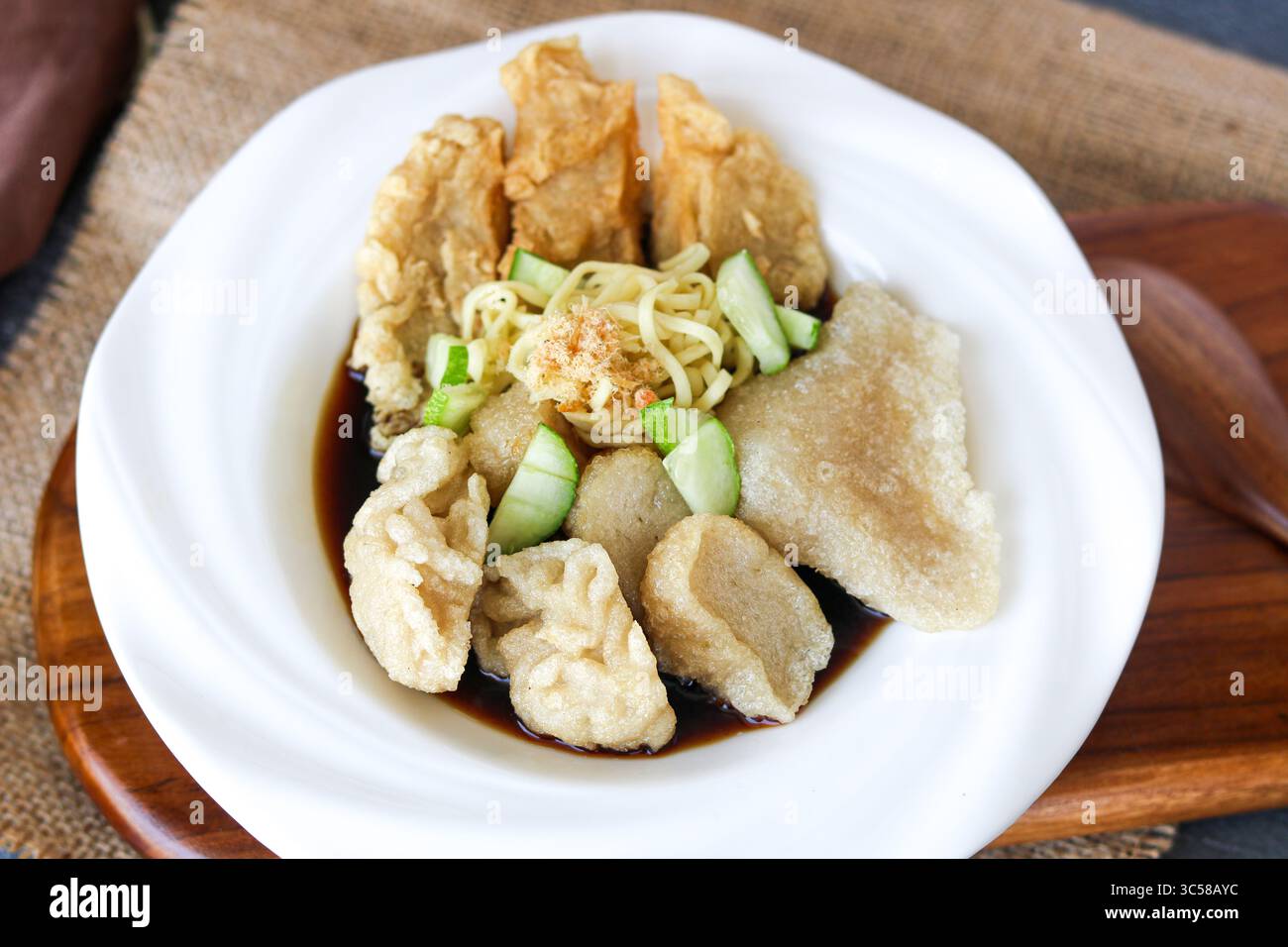 Un piatto ripieno di un assortimento di Pempek (o Empek-Empek), un tradizionale piatto di torta di pesce indonesiana di Palembang. Foto Stock