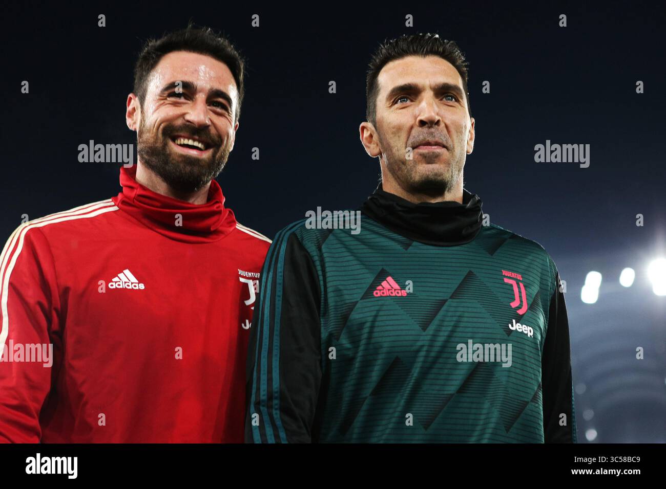 Il portiere della Juventus Carlo Pinsoglio (L) e Gianluigi Buffon (R) si parlano al termine del riscaldamento prima della partita di calcio di serie A tra AS Roma e Juventus del 12 gennaio 2020 allo Stadio Olimpico di Roma, Italia - foto Federico Proietti/ESPA-Imaes(Credit Image: &Copy; ESPA Photo Agency/CSM via ZUMA Wire) Foto Stock