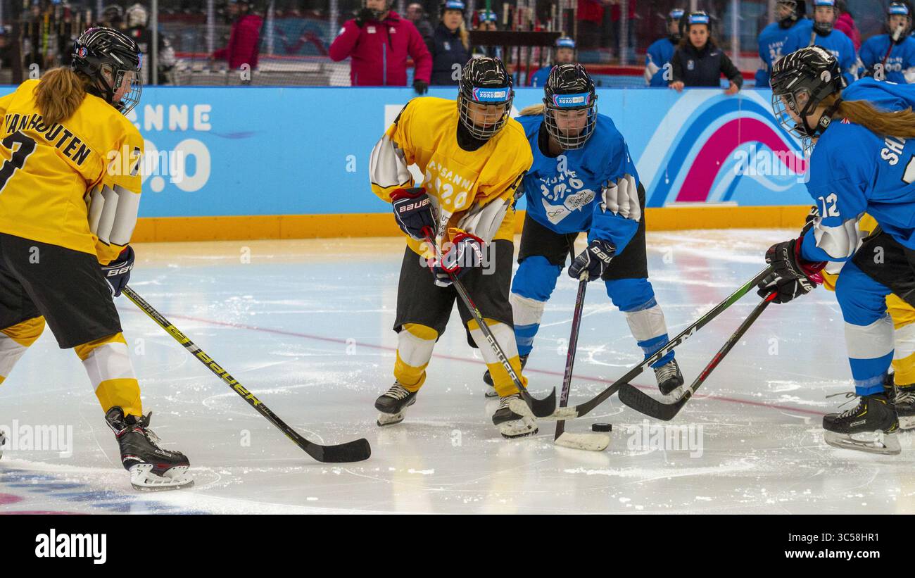 12 gennaio 2020, Losanna, Svizzera: Le concorrenti si vedono in azione durante il turno preliminare misto di hockey su ghiaccio NOC 3-on-3 femminile (partita 20; blu vs giallo) il giorno 3 dei Giochi Olimpici Giovanili invernali di Losanna 2020 alla Vaudoise Arena. (Immagine di credito: © Iain McGuinness/immagini SOPA tramite cavo ZUMA) Foto Stock