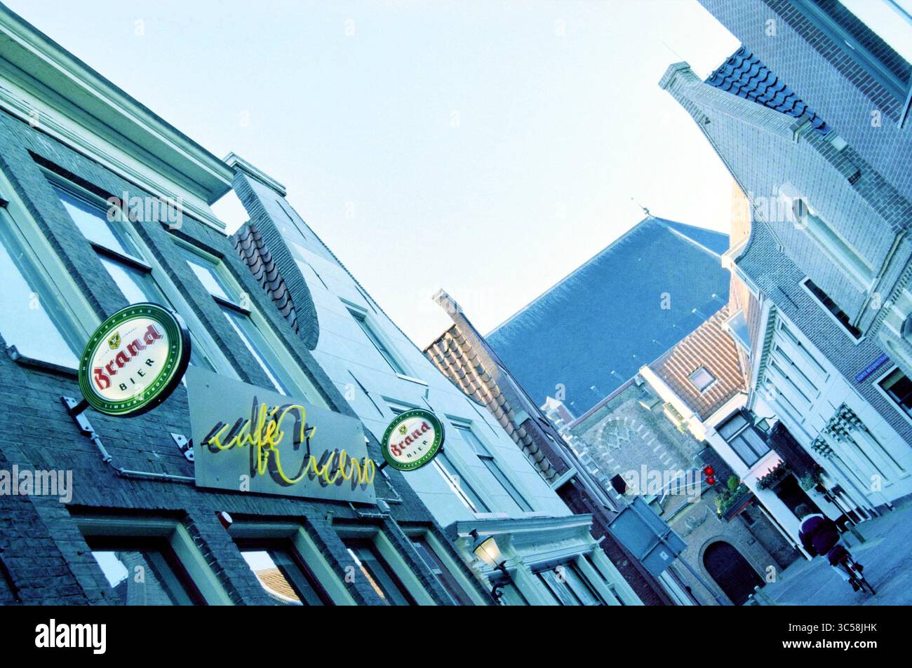 Café Cicero (numero 10) e Antonisse & van Balen (numero 8) nella Lange Begijnestraat a Haarlem, Haarlem, Lange Begijnestraat, Paesi Bassi, 06-04-2003 Whizgle News, Dutch Desk, Paesi Bassi, 1950-2000 Una pittoresca scena di strada caratterizzata da edifici affascinanti, architettura distintiva e un cartello da caffe', invitando i passanti a godersi un momento di svago in mezzo allo sfondo storico. Foto Stock