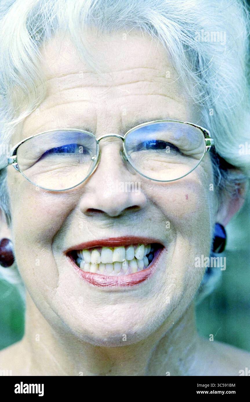 Sig.ra Hoeflaak, testata nucleare Nieuw-Vennep, Nieuw-Vennep, 28-08-2002 Whizgle News, Dutch Desk, i Paesi Bassi, 1950-2000 Un'allegra donna anziana con capelli e occhiali argentati sorride calorosamente, mostrando la sua personalità brillante con un'espressione gioiosa. Foto Stock