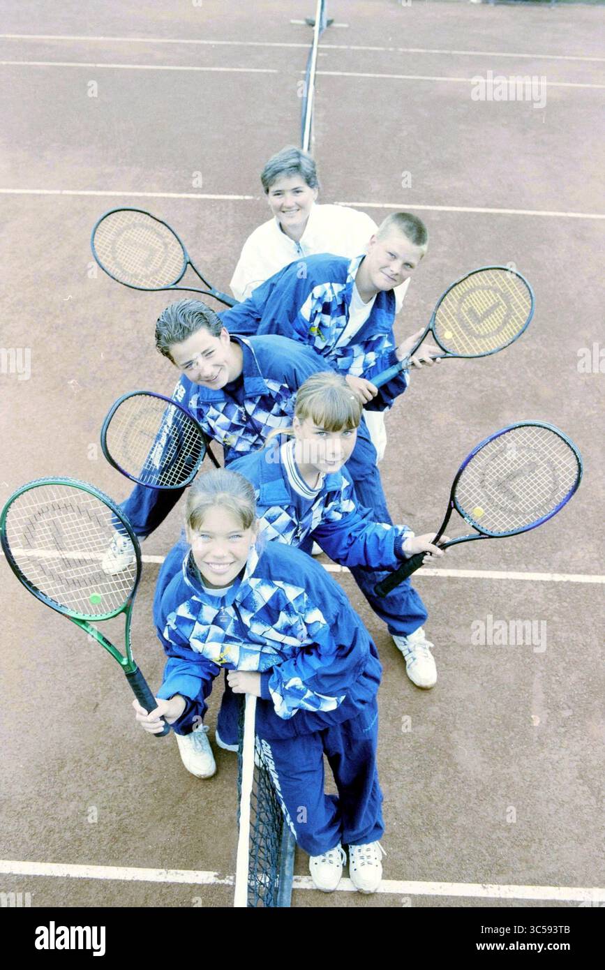 Squadra giovanile di tennis Brederode, 23-05-1998 Whizgle News, Dutch Desk, Paesi Bassi, 1950-2000 Un gruppo di cinque giovani tennisti posa su un campo, ognuno con la sua racchetta e indossa abiti blu coordinati. Mostrano un mix di sorrisi e determinazione, pronti a impegnarsi nel loro sport preferito. Foto Stock