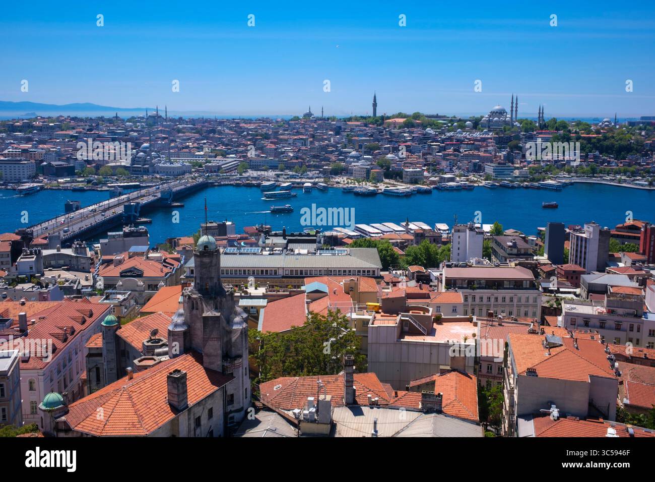 Turchia: Vista sul Corno d'Oro dalla Torre Galata (Galata Kulesi) con la Moschea Suleymaniye in alto a destra, e in primo piano la zona di Beyoglu, Istanbul. Istanbul è la città più grande della Turchia, con una popolazione di oltre 15 milioni di abitanti. La città fu fondata nel VII secolo a.C. e conosciuta come Bisanzio. Dal 330 la città era conosciuta come Costantinopoli. Durante la sua storia è stato conosciuto con un certo numero di altri nomi, tra cui Stamboul, Kostantiniyye e Islambol. Foto Stock