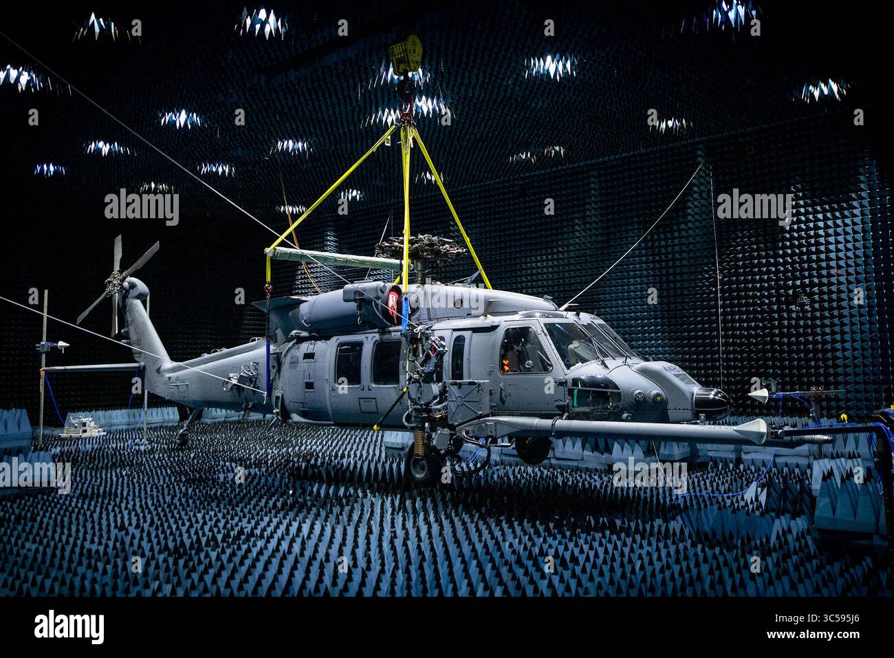 6 gennaio 2020 - Eglin Air Force base, Florida, USA - Un 413th Flight test Squadron HH-60W è appeso nella camera anecoica presso l'hangar Joint Preflight Integration of Munitions and Electronic Systems Hangar 6 gennaio presso Eglin Air Force base, Flag. Il Whiskey entrò nella camera per circa sette settimane di test sui sistemi difensivi. La camera anecoica a PRISMI J è una stanza progettata per arrestare i riflessi interni delle onde elettromagnetiche e isolare da fonti esterne di rumore elettromagnetico. J-PRIME fornisce questo ambiente per facilitare i test delle munizioni aria-aria e aria-superficie e. Foto Stock