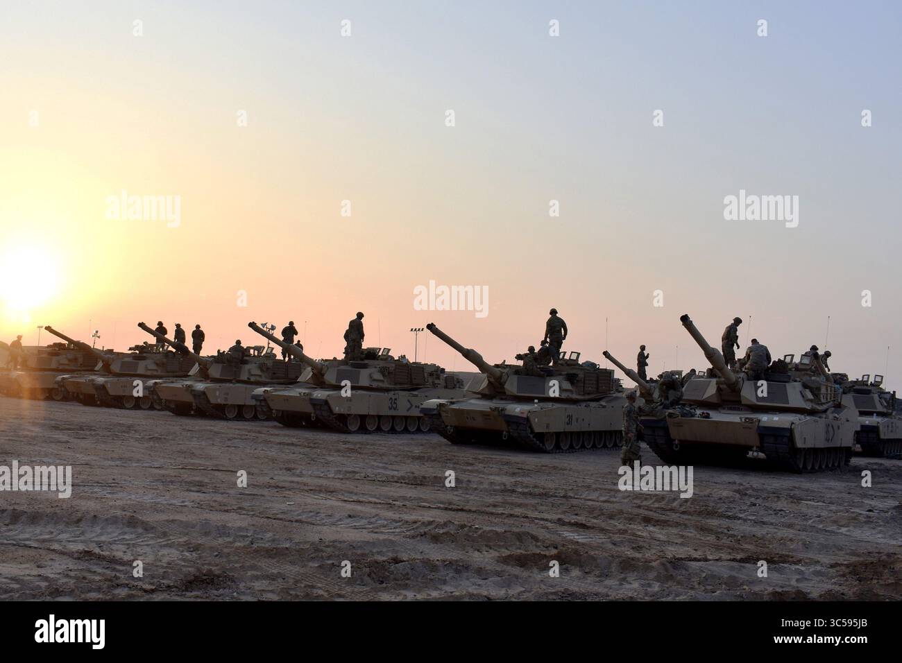 5 gennaio 2020 - Medio Oriente - i soldati statunitensi del 30th Armored Brigade Combat Team conducono un'esercitazione di lancio parziale di veicoli corazzati che include il M1A1 Main Battle Tank, M2A2 Bradley Fighting Vehicle e M109 Paladin a supporto dell'addestramento di preparazione in Medio Oriente, 5 gennaio 2020. L'unità fornisce potenza di combattimento a terra per lo U.S. Army Central Command ed è composta da unità della U.S. National Guard provenienti dalla Carolina del Nord, dalla Carolina del Sud, dall'Ohio e dalla Virginia Occidentale. (Immagine di credito: © U.S. Army/ZUMA Wire/ZUMAPRESS.com) Foto Stock