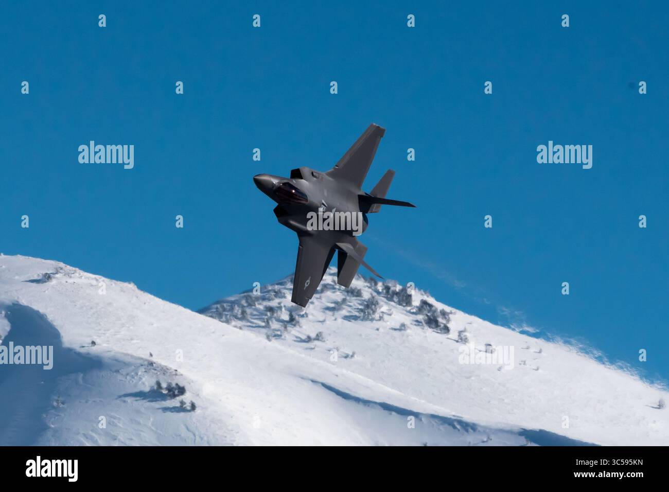 8 gennaio 2020 - USA - un F-35A Lightning II con la squadra dimostrativa F-35 vola alla Hill Air Force base, Utah, durante un volo di addestramento il 7 gennaio 2020. La squadra dimostrativa di F-35 è ora situata come parte del 388th Fighter Wing sotto l'Air Combat Command per la stagione dello show aereo del 2020. (Immagine di credito: © U.S. Air Force/ZUMA Wire/ZUMAPRESS.com) Foto Stock