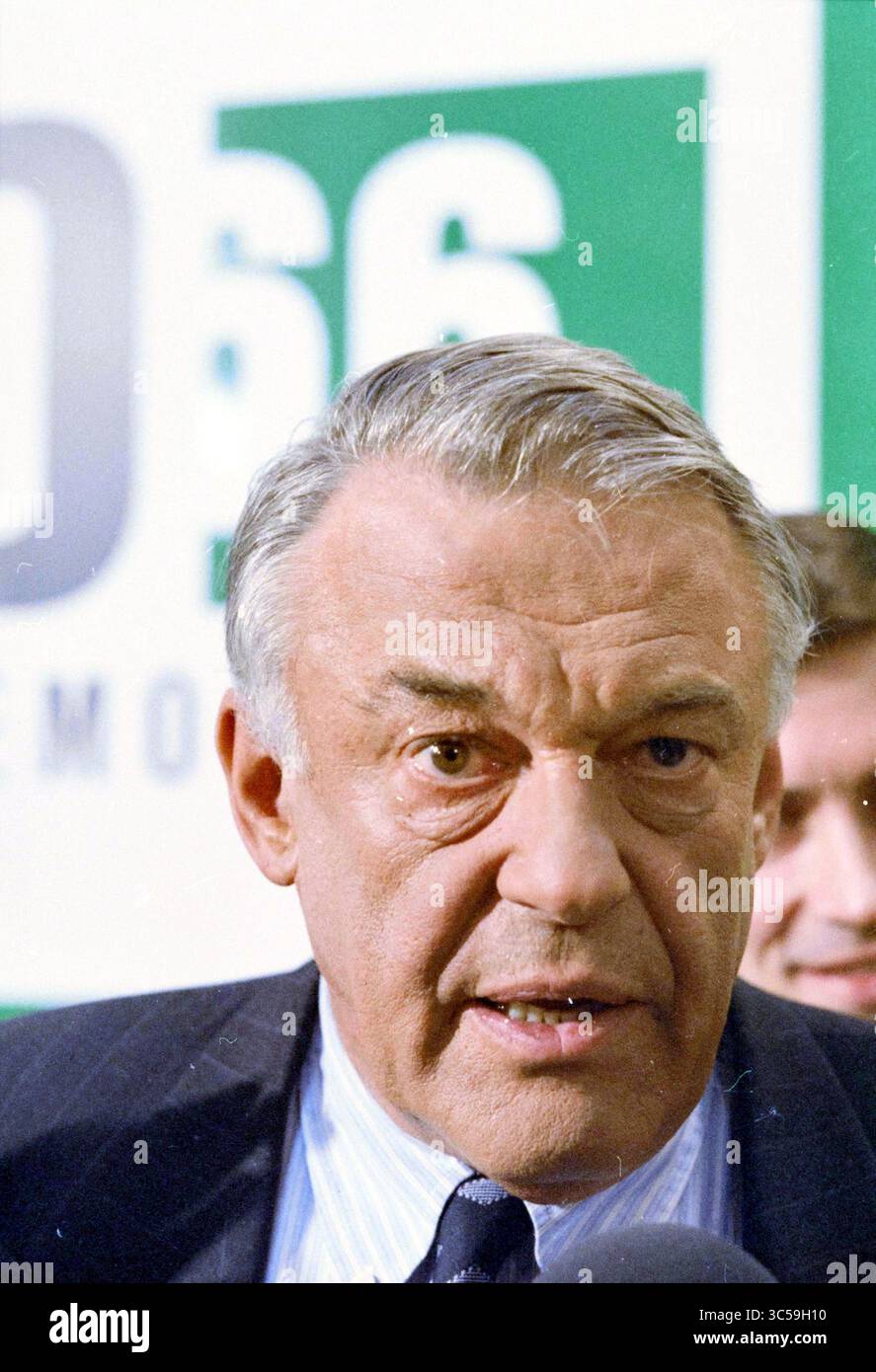 Prov. Stati, Elections Provincial House, Haarlem, Paesi Bassi, 07-03-1995 Whizgle News, Dutch Desk, Paesi Bassi, 1950-2000 Un uomo in tuta parla intensamente a un evento stampa, con un'espressione mirata e una segnaletica di fondo con lettere e numeri in grassetto. Foto Stock