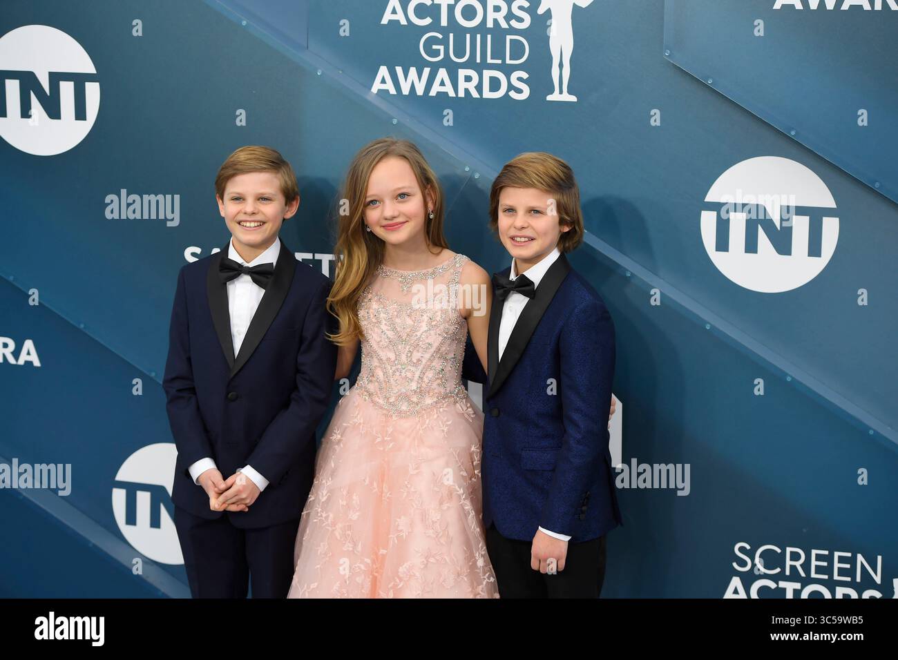 19 gennaio 2020, Los Angeles, California, Stati Uniti: NICHOLAS CROVETTI, IVY GEORGE E CAMERON CROVETTI durante gli arrivi del tappeto rosso per il 26° Annual Screen Actors Guild Awards, tenutosi presso la Shrine Expo Hall. (Immagine di credito: © Kevin Sullivan via ZUMA Wire) Foto Stock