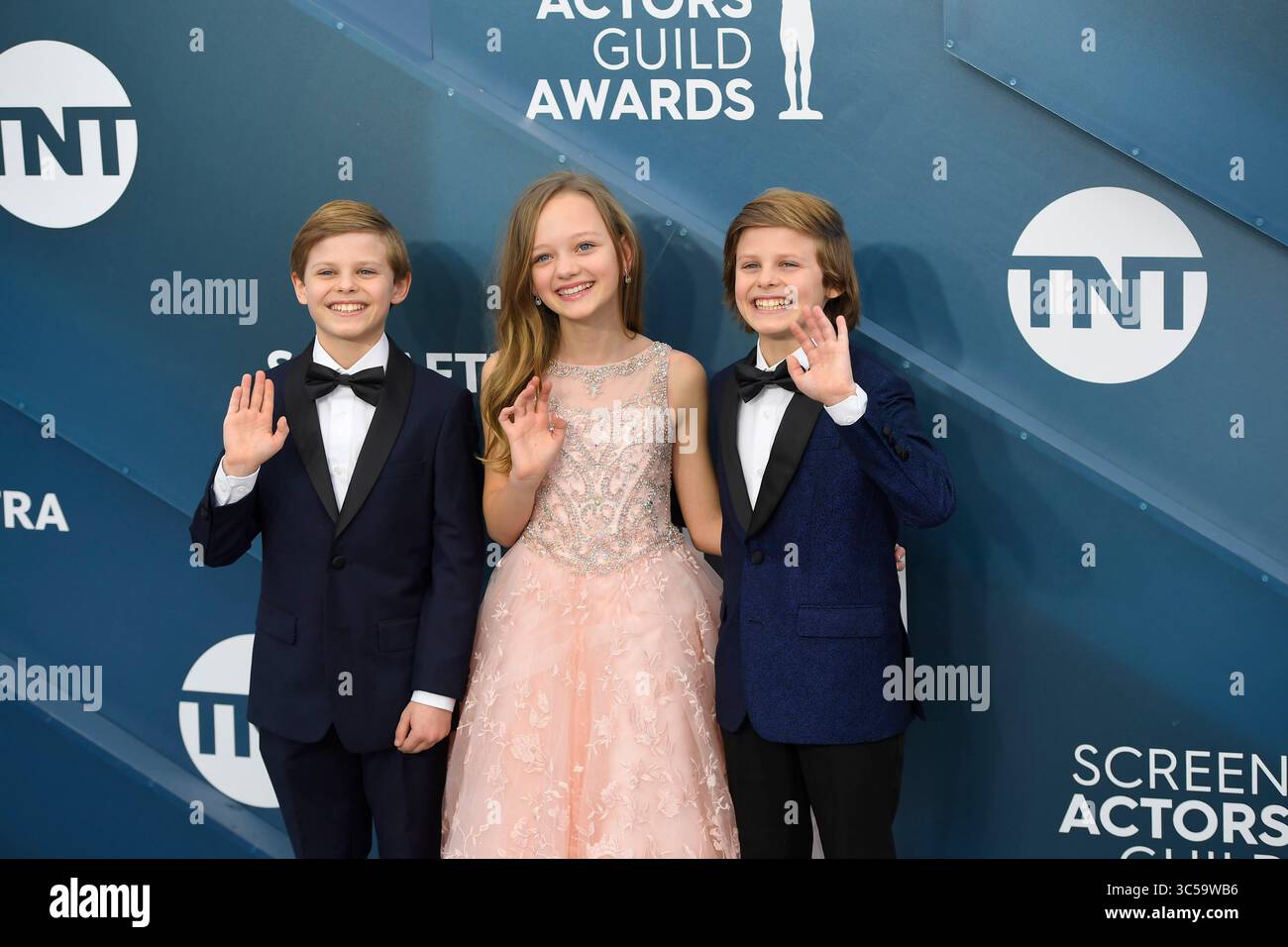 19 gennaio 2020, Los Angeles, California, Stati Uniti: NICHOLAS CROVETTI, IVY GEORGE E CAMERON CROVETTI durante gli arrivi del tappeto rosso per il 26° Annual Screen Actors Guild Awards, tenutosi presso la Shrine Expo Hall. (Immagine di credito: © Kevin Sullivan via ZUMA Wire) Foto Stock