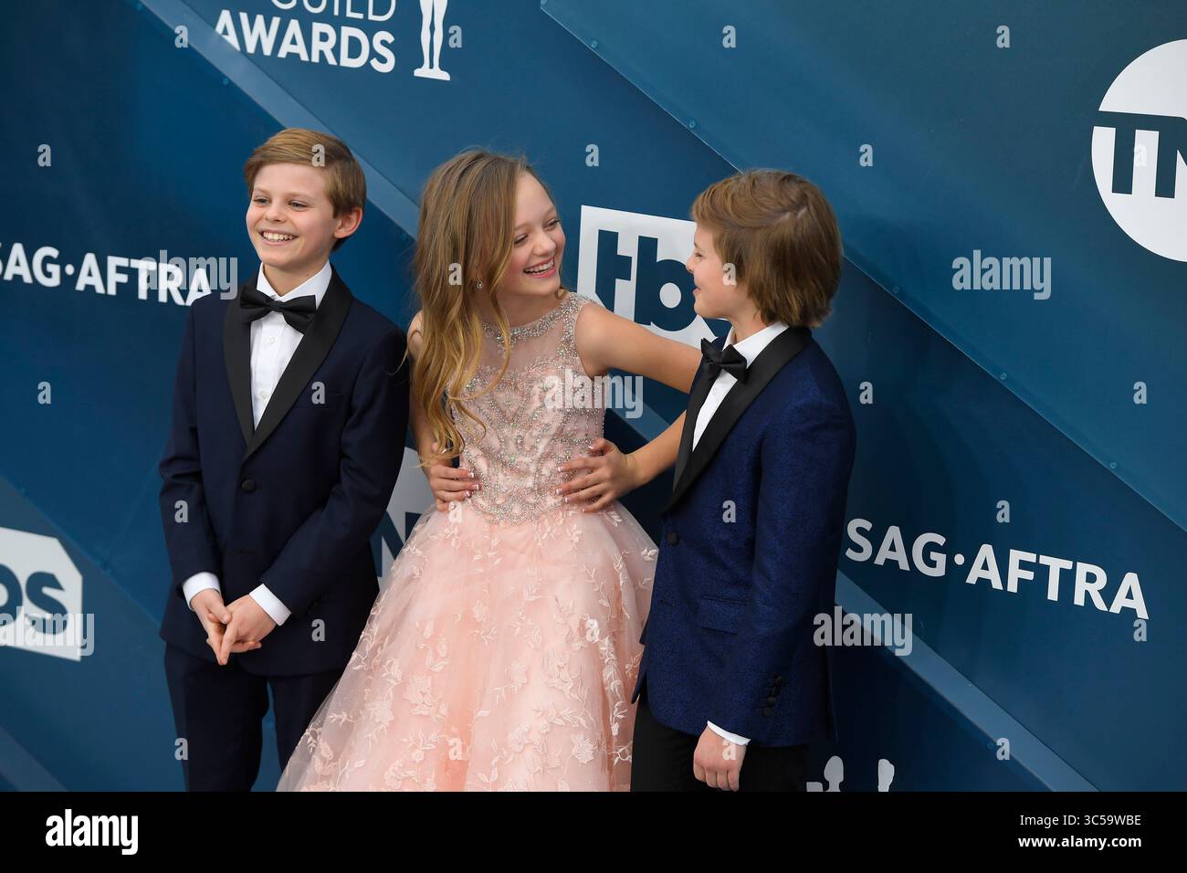 19 gennaio 2020, Los Angeles, California, Stati Uniti: NICHOLAS CROVETTI, IVY GEORGE E CAMERON CROVETTI durante gli arrivi del tappeto rosso per il 26° Annual Screen Actors Guild Awards, tenutosi presso la Shrine Expo Hall. (Immagine di credito: © Kevin Sullivan via ZUMA Wire) Foto Stock