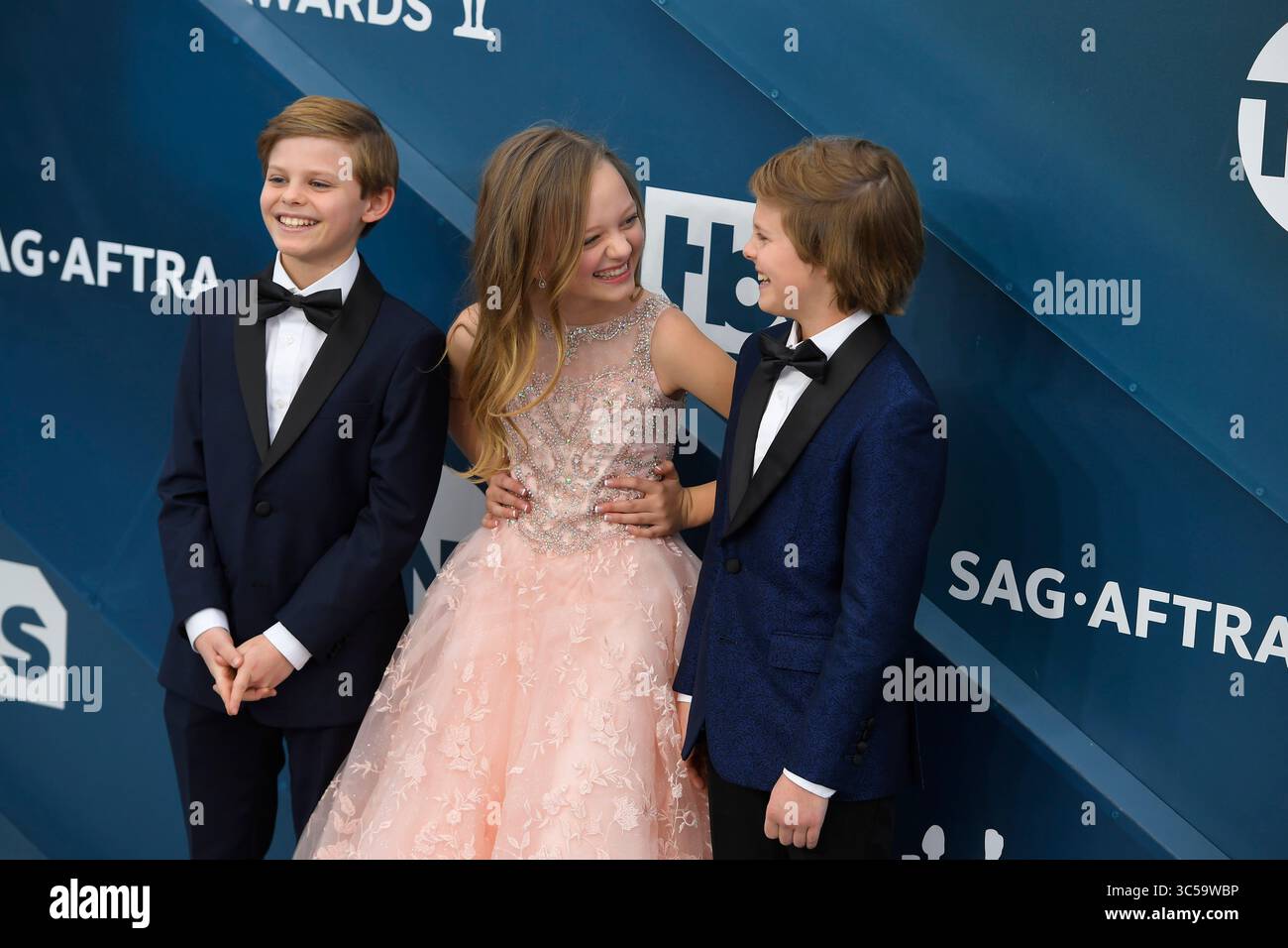 19 gennaio 2020, Los Angeles, California, Stati Uniti: NICHOLAS CROVETTI, IVY GEORGE E CAMERON CROVETTI durante gli arrivi del tappeto rosso per il 26° Annual Screen Actors Guild Awards, tenutosi presso la Shrine Expo Hall. (Immagine di credito: © Kevin Sullivan via ZUMA Wire) Foto Stock