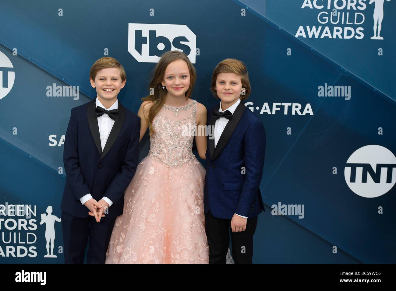 19 gennaio 2020, Los Angeles, California, Stati Uniti: NICHOLAS CROVETTI, IVY GEORGE E CAMERON CROVETTI durante gli arrivi del tappeto rosso per il 26° Annual Screen Actors Guild Awards, tenutosi presso la Shrine Expo Hall. (Immagine di credito: © Kevin Sullivan via ZUMA Wire) Foto Stock
