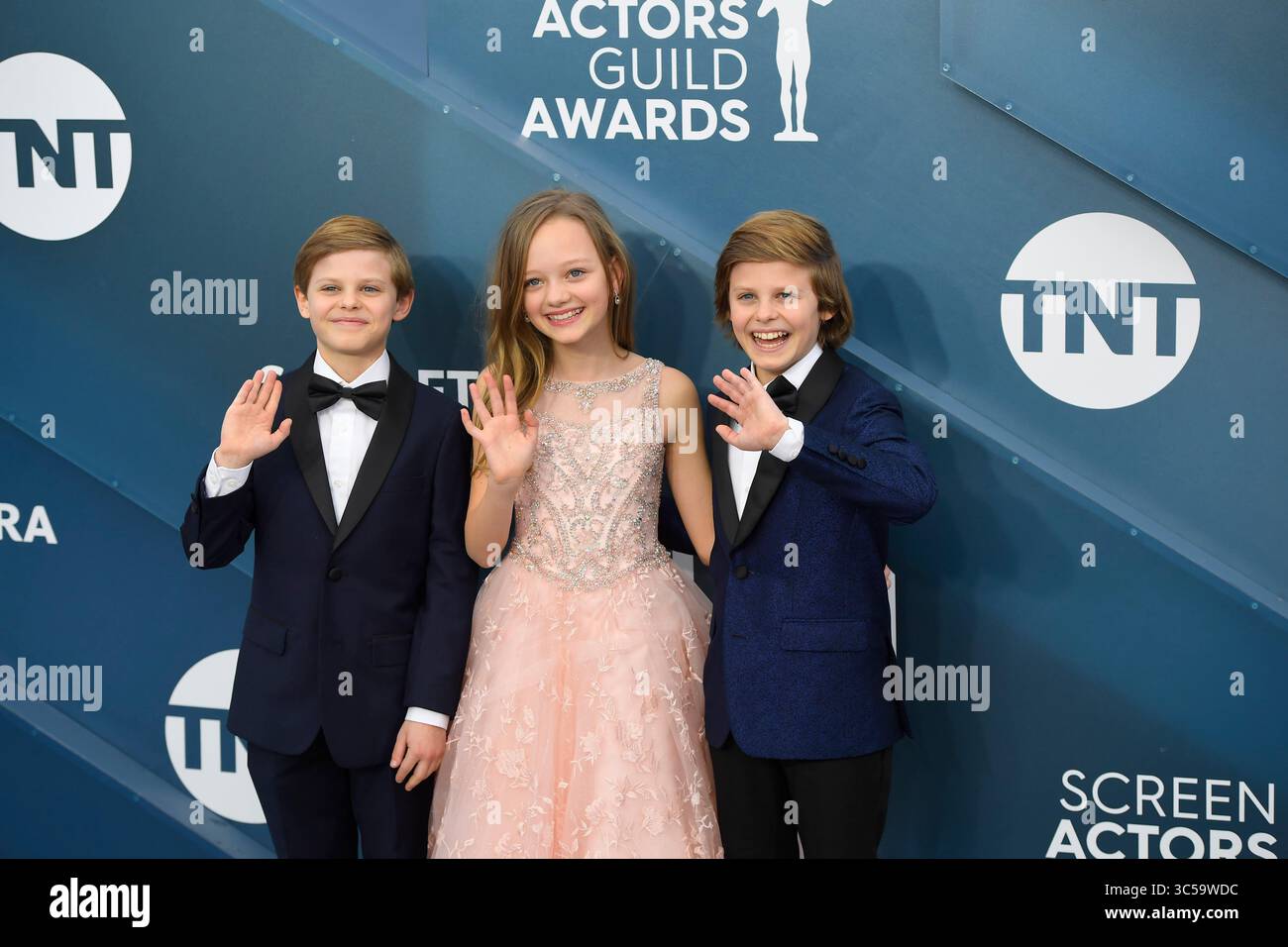 19 gennaio 2020, Los Angeles, California, Stati Uniti: NICHOLAS CROVETTI, IVY GEORGE E CAMERON CROVETTI durante gli arrivi del tappeto rosso per il 26° Annual Screen Actors Guild Awards, tenutosi presso la Shrine Expo Hall. (Immagine di credito: © Kevin Sullivan via ZUMA Wire) Foto Stock