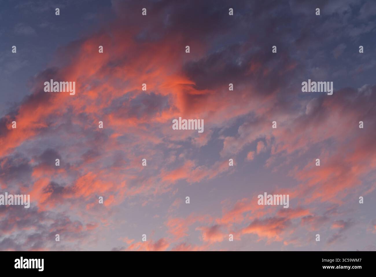 Formazione di Fiery Cloud in un cielo al tramonto Foto Stock