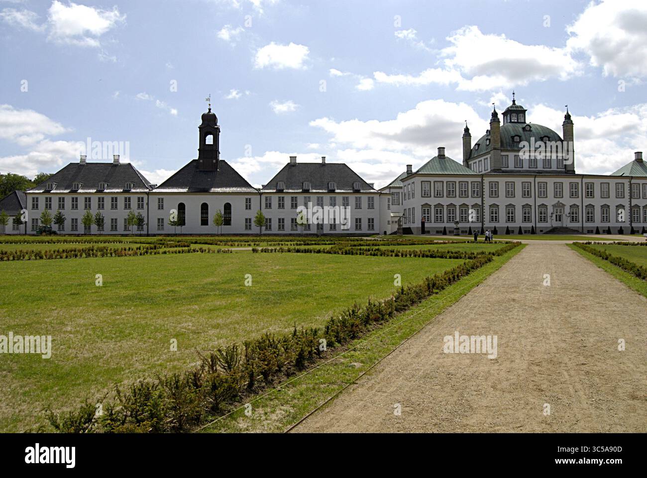 Fredensborgf / Danimarca.  Fredensborg Palace è residente estivo H.M. la Regina Margrethe II e il Principe Henrik e la maggior parte delle visite ufficiali di stato sono receíved al Palazzo Fredensborg e significa Palazzo della Pace è a 45 chilogrammo metri dalla capitale danese di Copenaghen a North Sealand 17 luglio 2013 (Foto di Francis Joseph Dean/Deanpictures) Foto Stock