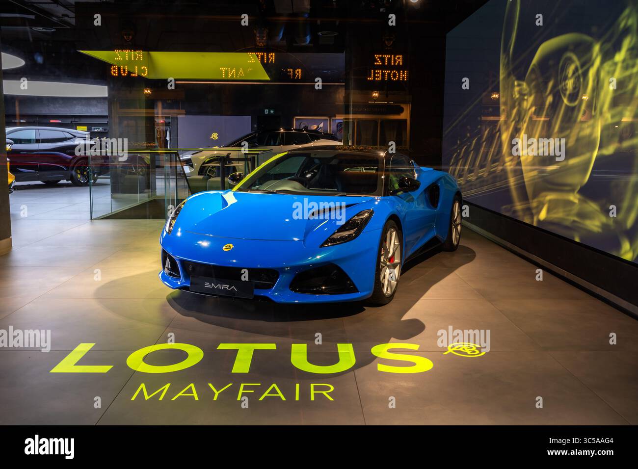 Una Lotus Emira in mostra a Lotus London, Mayfair, Inghilterra, Regno Unito. Foto Stock