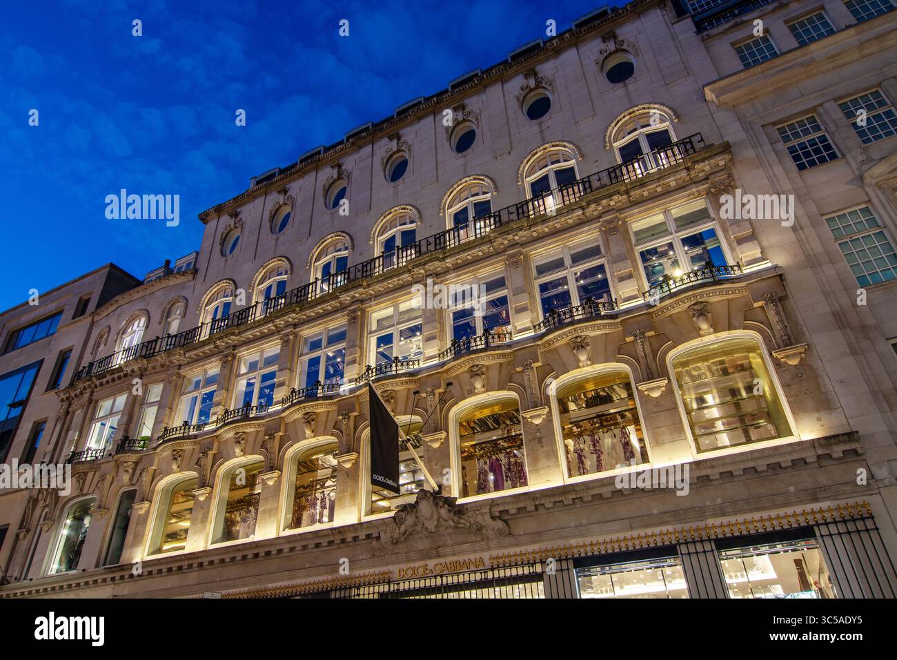 Facciata esterna di 6-8 Bond Street, sede della casa di moda Dolce and Gabbana, Londra, Inghilterra. Foto Stock