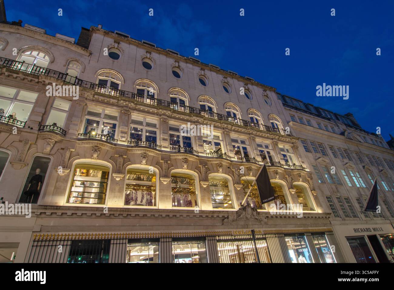 Facciata esterna di 6-8 Bond Street, sede della casa di moda Dolce and Gabbana, Londra, Inghilterra. Foto Stock