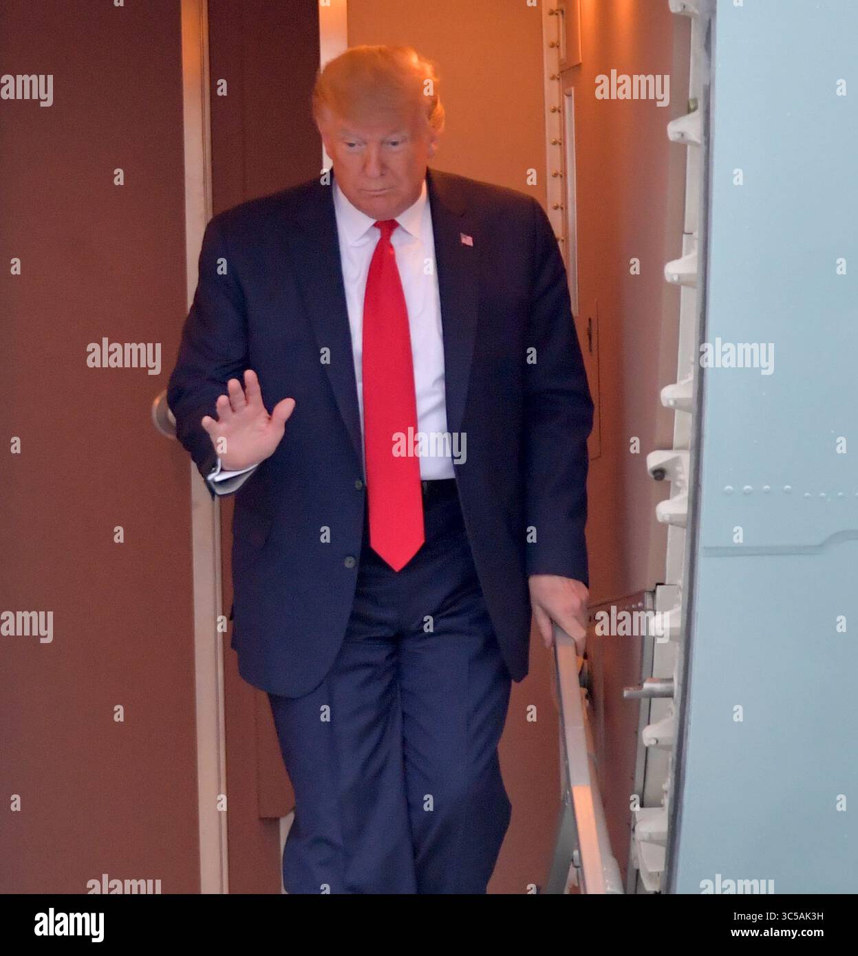 23 gennaio 2020, Miami, Florida, Stati Uniti d'America: MIAMI, FL - 23 GENNAIO: Il presidente DEGLI STATI UNITI Donald Trump arriva su Air Force One. Ã è stato accolto dal commissario Esteban SteveÃ'Tomâ“ Bovo, dal commissario Jose ''Pepe'' Diaz, e dal sindaco Pedro Regalado di Miami sotto la pioggia al Miami International Airport il 23 gennaio 2020 a West Palm Beach, Florida....persone: Presidente Donald Trump (immagine di credito: © SMG via ZUMA Wire) Foto Stock