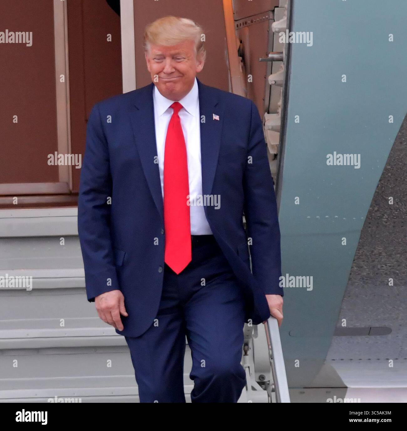 23 gennaio 2020, Miami, Florida, Stati Uniti d'America: MIAMI, FL - 23 GENNAIO: Il presidente DEGLI STATI UNITI Donald Trump arriva su Air Force One. Ã è stato accolto dal commissario Esteban SteveÃ'Tomâ“ Bovo, dal commissario Jose ''Pepe'' Diaz, e dal sindaco Pedro Regalado di Miami sotto la pioggia al Miami International Airport il 23 gennaio 2020 a West Palm Beach, Florida....persone: Presidente Donald Trump (immagine di credito: © SMG via ZUMA Wire) Foto Stock