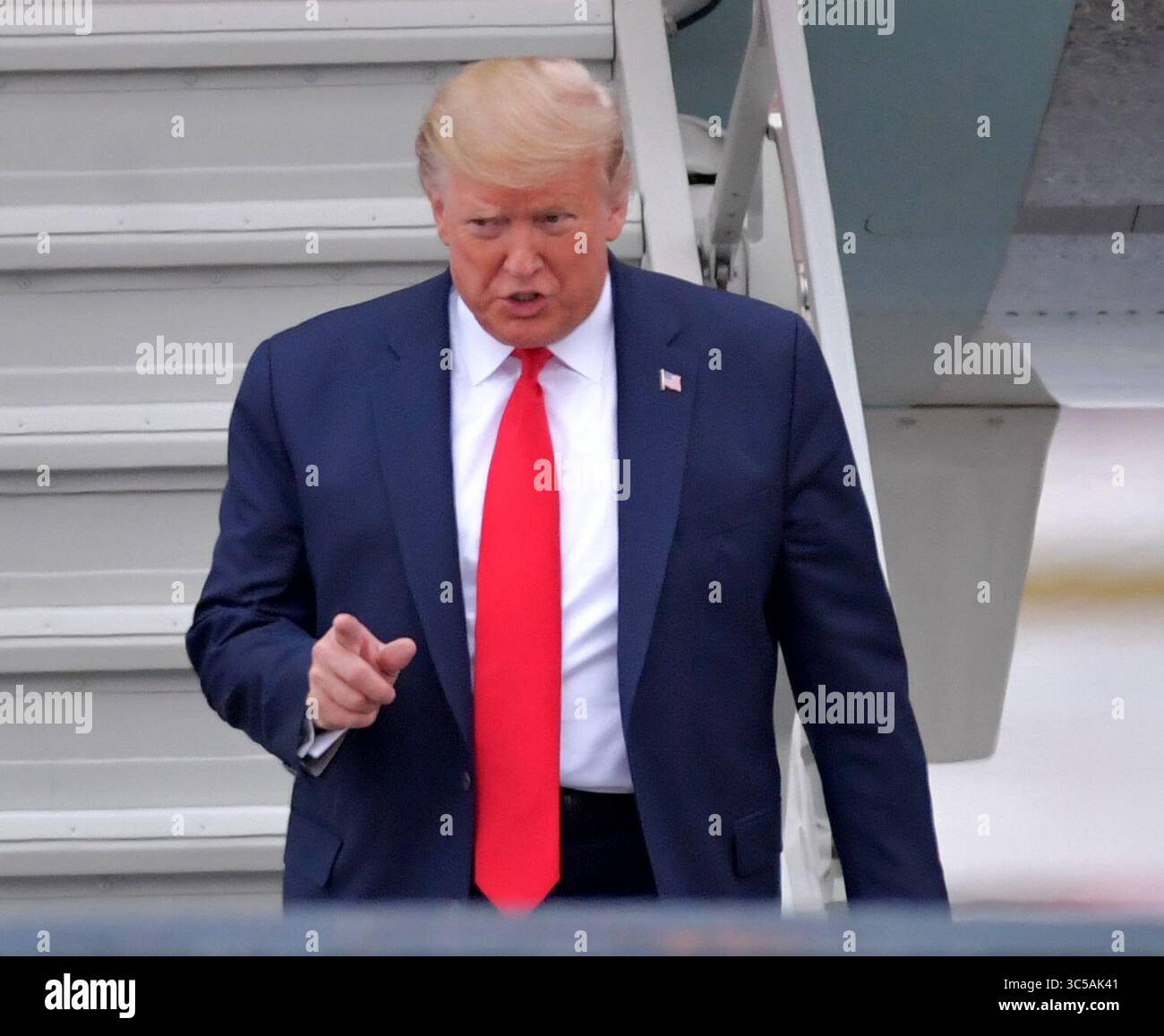 23 gennaio 2020, Miami, Florida, Stati Uniti d'America: MIAMI, FL - 23 GENNAIO: Il presidente DEGLI STATI UNITI Donald Trump arriva su Air Force One. Ã è stato accolto dal commissario Esteban SteveÃ'Tomâ“ Bovo, dal commissario Jose ''Pepe'' Diaz, e dal sindaco Pedro Regalado di Miami sotto la pioggia al Miami International Airport il 23 gennaio 2020 a West Palm Beach, Florida....persone: Presidente Donald Trump (immagine di credito: © SMG via ZUMA Wire) Foto Stock