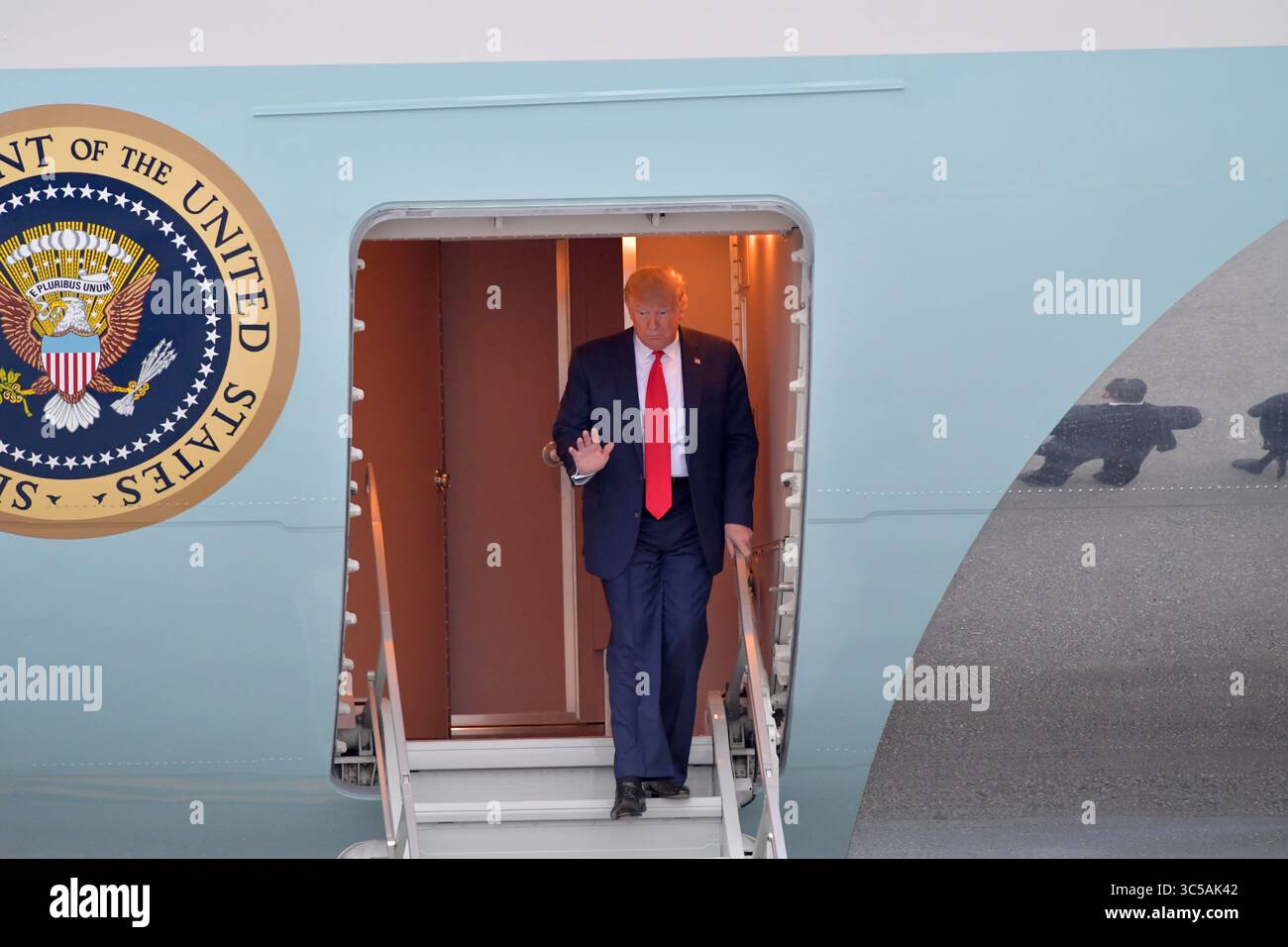 23 gennaio 2020, Miami, Florida, Stati Uniti d'America: MIAMI, FL - 23 GENNAIO: Il presidente DEGLI STATI UNITI Donald Trump arriva su Air Force One. Ã è stato accolto dal commissario Esteban SteveÃ'Tomâ“ Bovo, dal commissario Jose ''Pepe'' Diaz, e dal sindaco Pedro Regalado di Miami sotto la pioggia al Miami International Airport il 23 gennaio 2020 a West Palm Beach, Florida....persone: Presidente Donald Trump (immagine di credito: © SMG via ZUMA Wire) Foto Stock