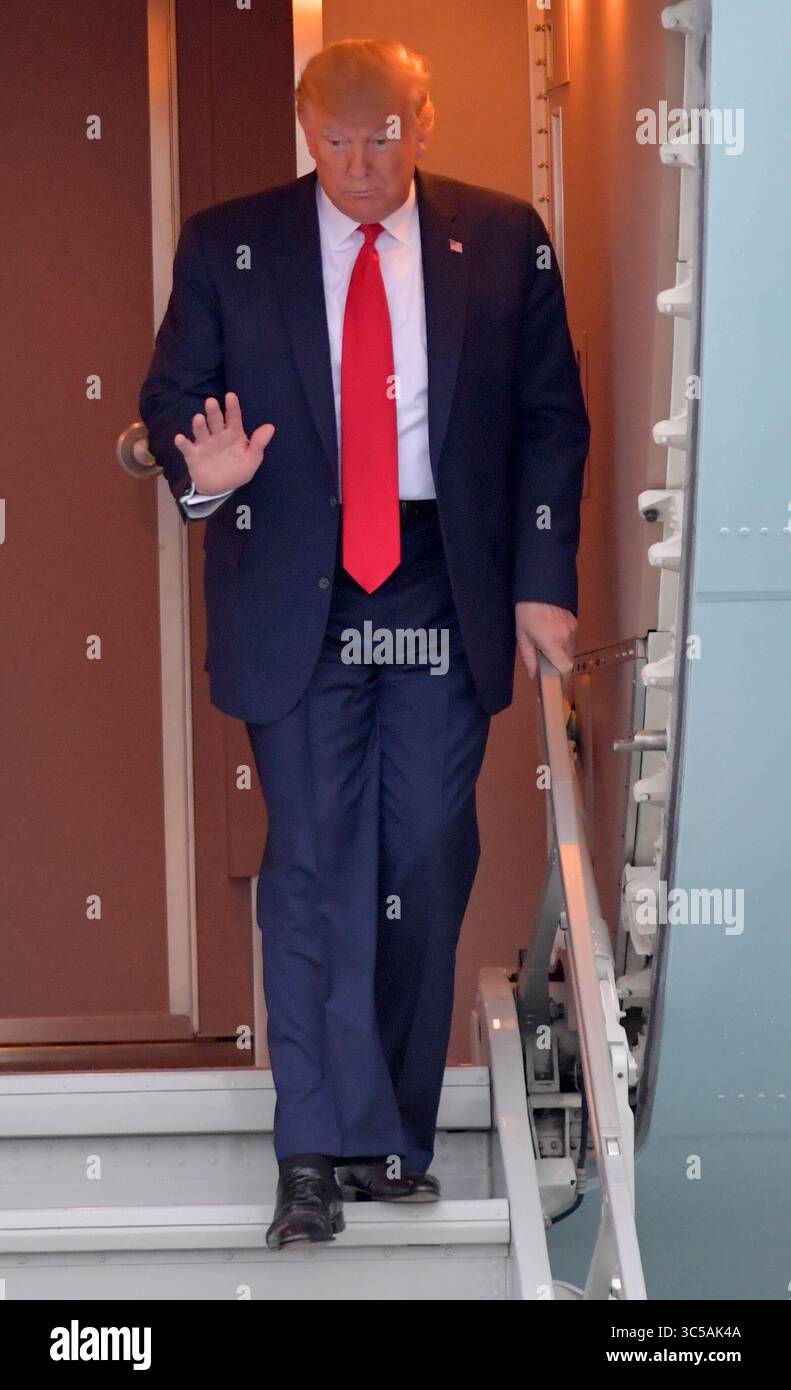 23 gennaio 2020, Miami, Florida, Stati Uniti d'America: MIAMI, FL - 23 GENNAIO: Il presidente DEGLI STATI UNITI Donald Trump arriva su Air Force One. Ã è stato accolto dal commissario Esteban SteveÃ'Tomâ“ Bovo, dal commissario Jose ''Pepe'' Diaz, e dal sindaco Pedro Regalado di Miami sotto la pioggia al Miami International Airport il 23 gennaio 2020 a West Palm Beach, Florida....persone: Presidente Donald Trump (immagine di credito: © SMG via ZUMA Wire) Foto Stock