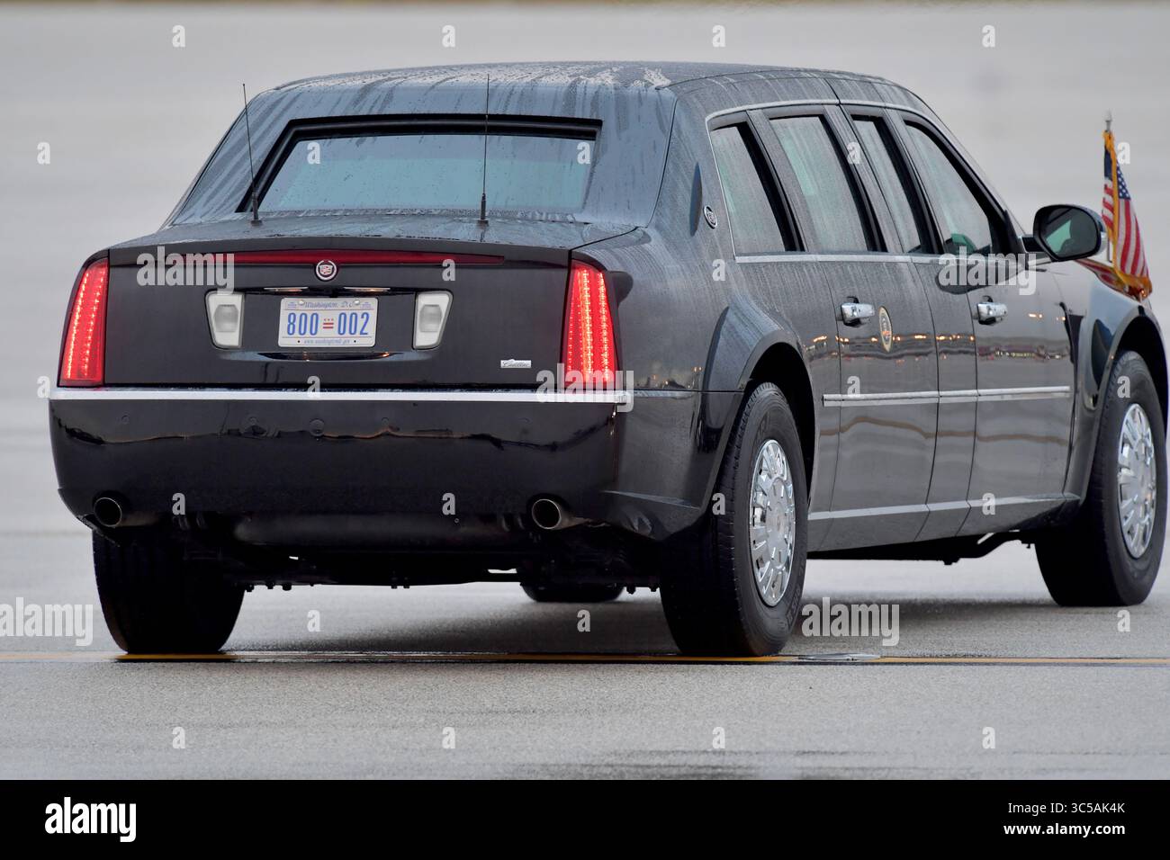 23 gennaio 2020, Miami, Florida, Stati Uniti d'America: MIAMI, FL - 23 GENNAIO: Il presidente DEGLI STATI UNITI Donald Trump arriva su Air Force One. Ã è stato accolto dal commissario Esteban SteveÃ'Tomâ“ Bovo, dal commissario Jose ''Pepe'' Diaz, e dal sindaco Pedro Regalado di Miami sotto la pioggia al Miami International Airport il 23 gennaio 2020 a West Palm Beach, Florida....persone: Presidente Donald Trump (immagine di credito: © SMG via ZUMA Wire) Foto Stock