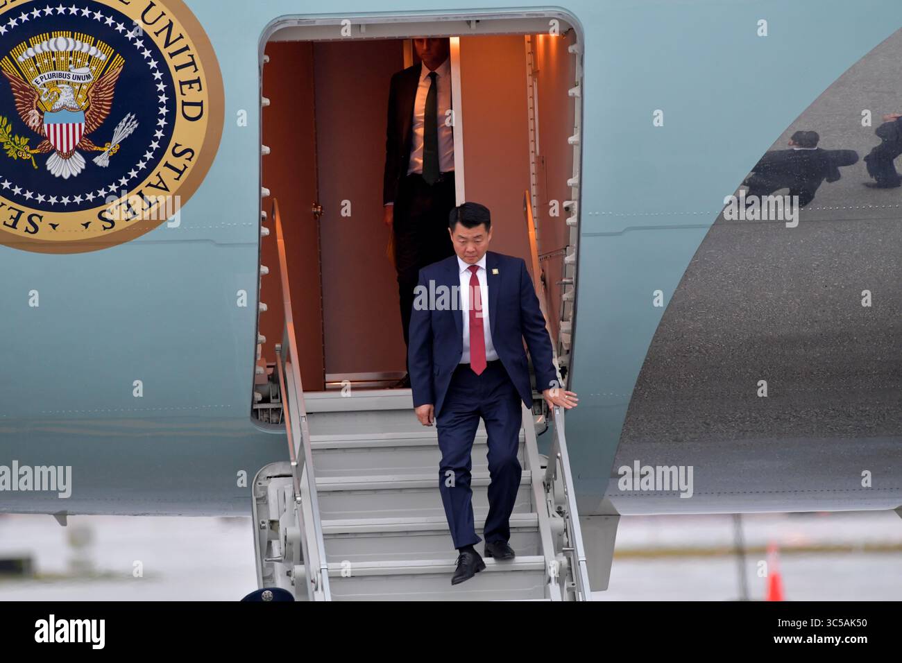 23 gennaio 2020, Miami, Florida, Stati Uniti d'America: MIAMI, FL - 23 GENNAIO: Il presidente DEGLI STATI UNITI Donald Trump arriva su Air Force One. Ã è stato accolto dal commissario Esteban SteveÃ'Tomâ“ Bovo, dal commissario Jose ''Pepe'' Diaz, e dal sindaco Pedro Regalado di Miami sotto la pioggia al Miami International Airport il 23 gennaio 2020 a West Palm Beach, Florida....persone: Presidente Donald Trump (immagine di credito: © SMG via ZUMA Wire) Foto Stock