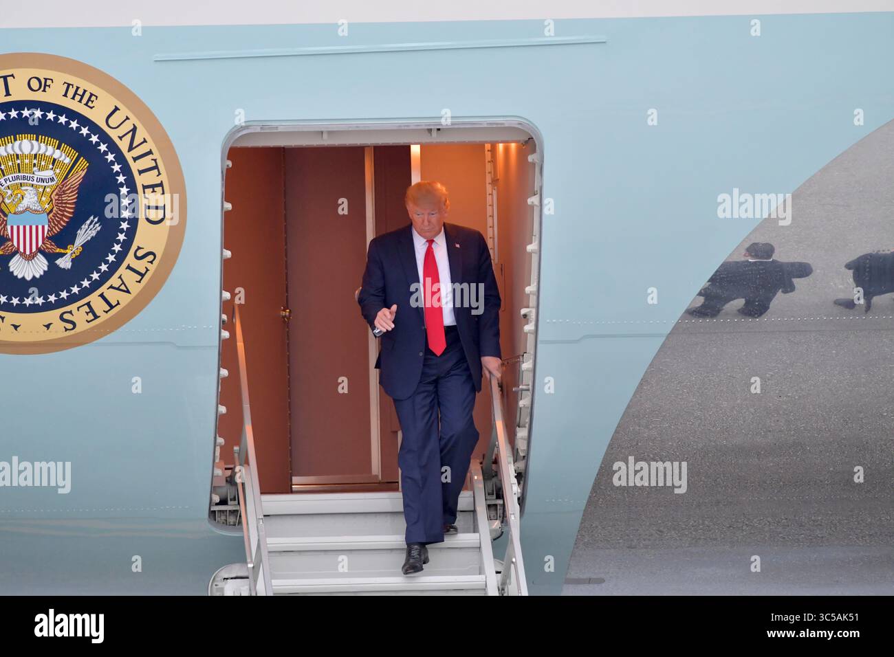 23 gennaio 2020, Miami, Florida, Stati Uniti d'America: MIAMI, FL - 23 GENNAIO: Il presidente DEGLI STATI UNITI Donald Trump arriva su Air Force One. Ã è stato accolto dal commissario Esteban SteveÃ'Tomâ“ Bovo, dal commissario Jose ''Pepe'' Diaz, e dal sindaco Pedro Regalado di Miami sotto la pioggia al Miami International Airport il 23 gennaio 2020 a West Palm Beach, Florida....persone: Presidente Donald Trump (immagine di credito: © SMG via ZUMA Wire) Foto Stock