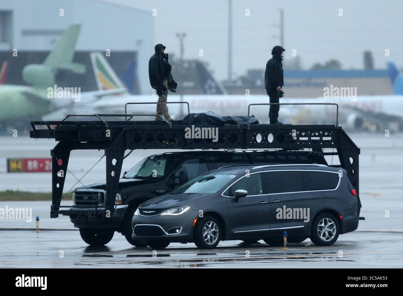 23 gennaio 2020, Miami, Florida, Stati Uniti d'America: MIAMI, FL - 23 GENNAIO: Il presidente DEGLI STATI UNITI Donald Trump arriva su Air Force One. Ã è stato accolto dal commissario Esteban SteveÃ'Tomâ“ Bovo, dal commissario Jose ''Pepe'' Diaz, e dal sindaco Pedro Regalado di Miami sotto la pioggia al Miami International Airport il 23 gennaio 2020 a West Palm Beach, Florida....persone: Atomosfera (immagine di credito: © SMG via ZUMA Wire) Foto Stock