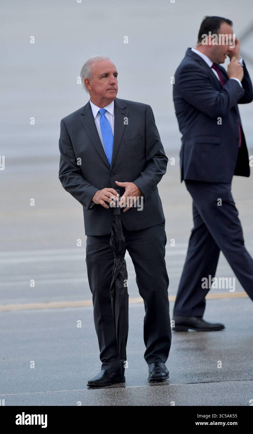 23 gennaio 2020, Miami, Florida, Stati Uniti d'America: MIAMI, FL - 23 GENNAIO: Il presidente DEGLI STATI UNITI Donald Trump arriva su Air Force One. Ã è stato accolto dal commissario Esteban SteveÃ'Tomâ“ Bovo, dal commissario Jose ''Pepe'' Diaz, e dal sindaco Pedro Regalado di Miami sotto la pioggia al Miami International Airport il 23 gennaio 2020 a West Palm Beach, Florida....persone: Tomas Regalado (immagine di credito: © SMG via ZUMA Wire) Foto Stock