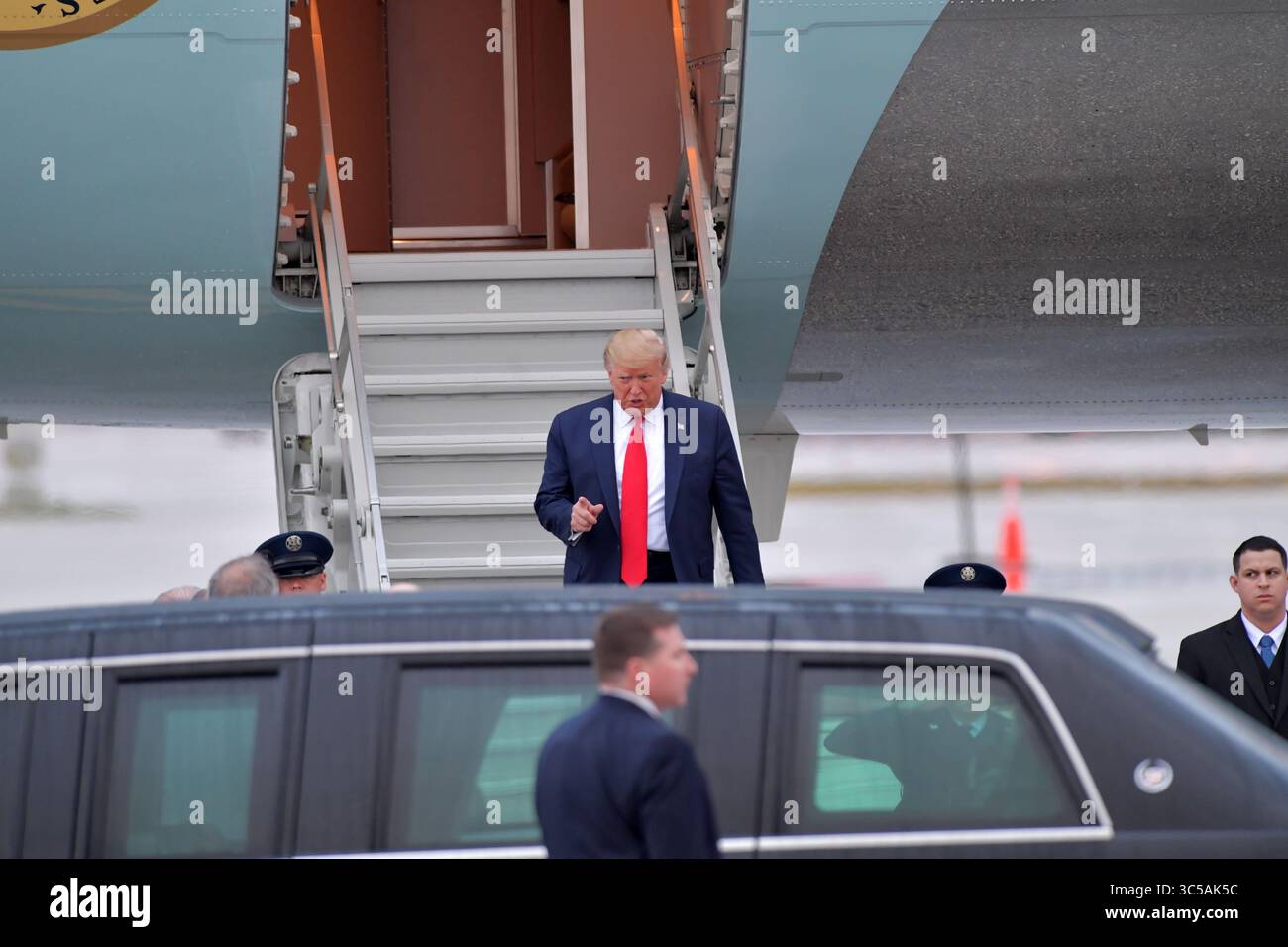 23 gennaio 2020, Miami, Florida, Stati Uniti d'America: MIAMI, FL - 23 GENNAIO: Il presidente DEGLI STATI UNITI Donald Trump arriva su Air Force One. Ã è stato accolto dal commissario Esteban SteveÃ'Tomâ“ Bovo, dal commissario Jose ''Pepe'' Diaz, e dal sindaco Pedro Regalado di Miami sotto la pioggia al Miami International Airport il 23 gennaio 2020 a West Palm Beach, Florida....persone: Presidente Donald Trump (immagine di credito: © SMG via ZUMA Wire) Foto Stock