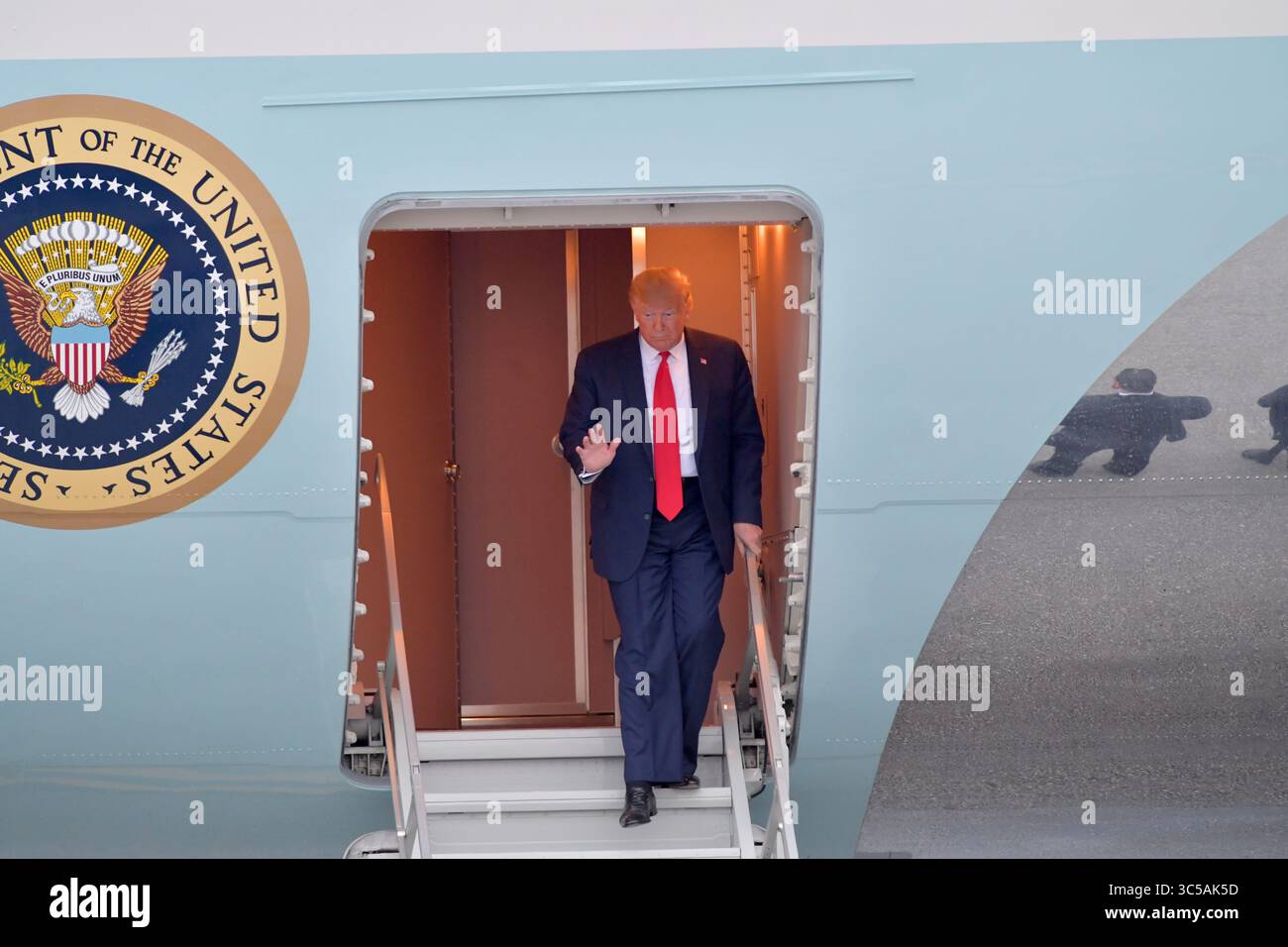 23 gennaio 2020, Miami, Florida, Stati Uniti d'America: MIAMI, FL - 23 GENNAIO: Il presidente DEGLI STATI UNITI Donald Trump arriva su Air Force One. Ã è stato accolto dal commissario Esteban SteveÃ'Tomâ“ Bovo, dal commissario Jose ''Pepe'' Diaz, e dal sindaco Pedro Regalado di Miami sotto la pioggia al Miami International Airport il 23 gennaio 2020 a West Palm Beach, Florida....persone: Presidente Donald Trump (immagine di credito: © SMG via ZUMA Wire) Foto Stock