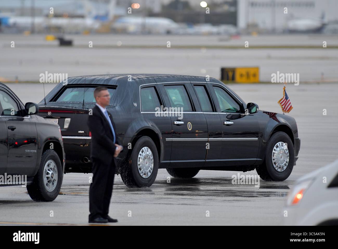 23 gennaio 2020, Miami, Florida, Stati Uniti d'America: MIAMI, FL - 23 GENNAIO: Il presidente DEGLI STATI UNITI Donald Trump arriva su Air Force One. Ã è stato accolto dal commissario Esteban SteveÃ'Tomâ“ Bovo, dal commissario Jose ''Pepe'' Diaz, e dal sindaco Pedro Regalado di Miami sotto la pioggia al Miami International Airport il 23 gennaio 2020 a West Palm Beach, Florida....persone: Presidente Donald Trump (immagine di credito: © SMG via ZUMA Wire) Foto Stock