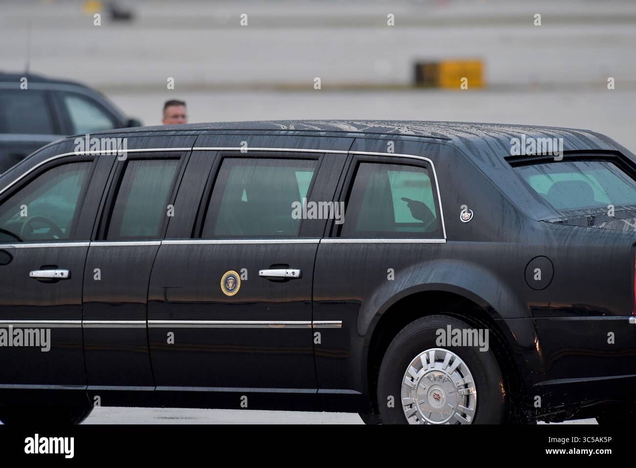 23 gennaio 2020, Miami, Florida, Stati Uniti d'America: MIAMI, FL - 23 GENNAIO: Il presidente DEGLI STATI UNITI Donald Trump arriva su Air Force One. Ã è stato accolto dal commissario Esteban SteveÃ'Tomâ“ Bovo, dal commissario Jose ''Pepe'' Diaz, e dal sindaco Pedro Regalado di Miami sotto la pioggia al Miami International Airport il 23 gennaio 2020 a West Palm Beach, Florida....persone: Presidente Donald Trump (immagine di credito: © SMG via ZUMA Wire) Foto Stock