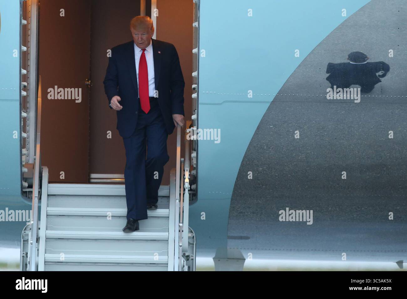 23 gennaio 2020, Miami, Florida, Stati Uniti d'America: MIAMI, FL - 23 GENNAIO: Il presidente DEGLI STATI UNITI Donald Trump arriva su Air Force One. Ã è stato accolto dal commissario Esteban SteveÃ'Tomâ“ Bovo, dal commissario Jose ''Pepe'' Diaz, e dal sindaco Pedro Regalado di Miami sotto la pioggia al Miami International Airport il 23 gennaio 2020 a West Palm Beach, Florida....persone: Presidente Donald Trump (immagine di credito: © SMG via ZUMA Wire) Foto Stock