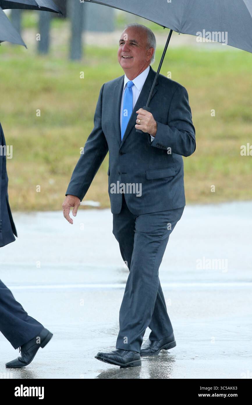 23 gennaio 2020, Miami, Florida, Stati Uniti d'America: MIAMI, FL - 23 GENNAIO: Il presidente DEGLI STATI UNITI Donald Trump arriva su Air Force One. Ã è stato accolto dal commissario Esteban SteveÃ'Tomâ“ Bovo, dal commissario Jose ''Pepe'' Diaz, e dal sindaco Pedro Regalado di Miami sotto la pioggia al Miami International Airport il 23 gennaio 2020 a West Palm Beach, Florida....persone: Carlos Gimenez (immagine di credito: © SMG via ZUMA Wire) Foto Stock