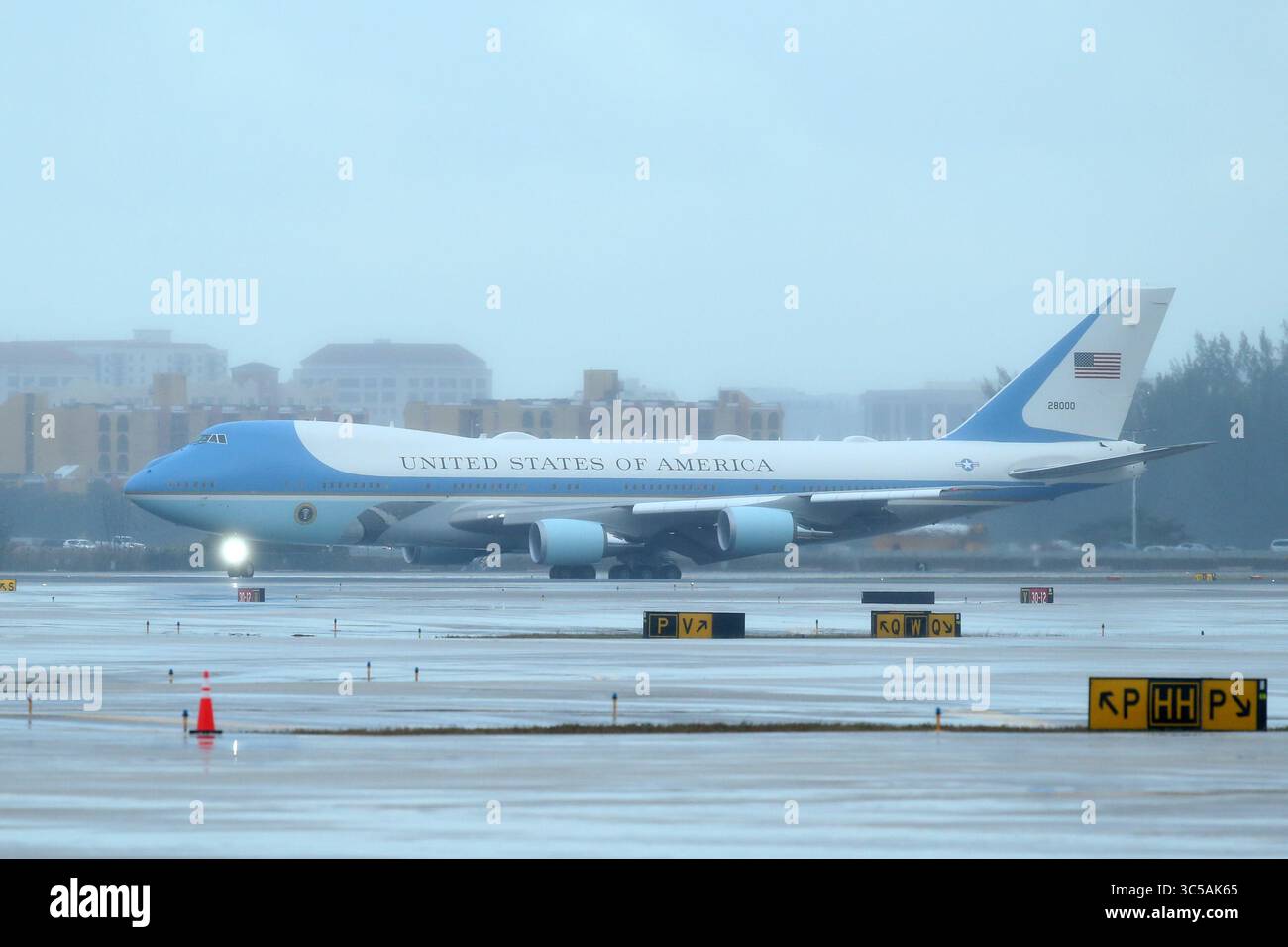 23 gennaio 2020, Miami, Florida, Stati Uniti d'America: MIAMI, FL - 23 GENNAIO: Il presidente DEGLI STATI UNITI Donald Trump arriva su Air Force One. Ã è stato accolto dal commissario Esteban SteveÃ'Tomâ“ Bovo, dal commissario Jose ''Pepe'' Diaz, e dal sindaco Pedro Regalado di Miami sotto la pioggia al Miami International Airport il 23 gennaio 2020 a West Palm Beach, Florida....persone: Presidente Donald Trump (immagine di credito: © SMG via ZUMA Wire) Foto Stock