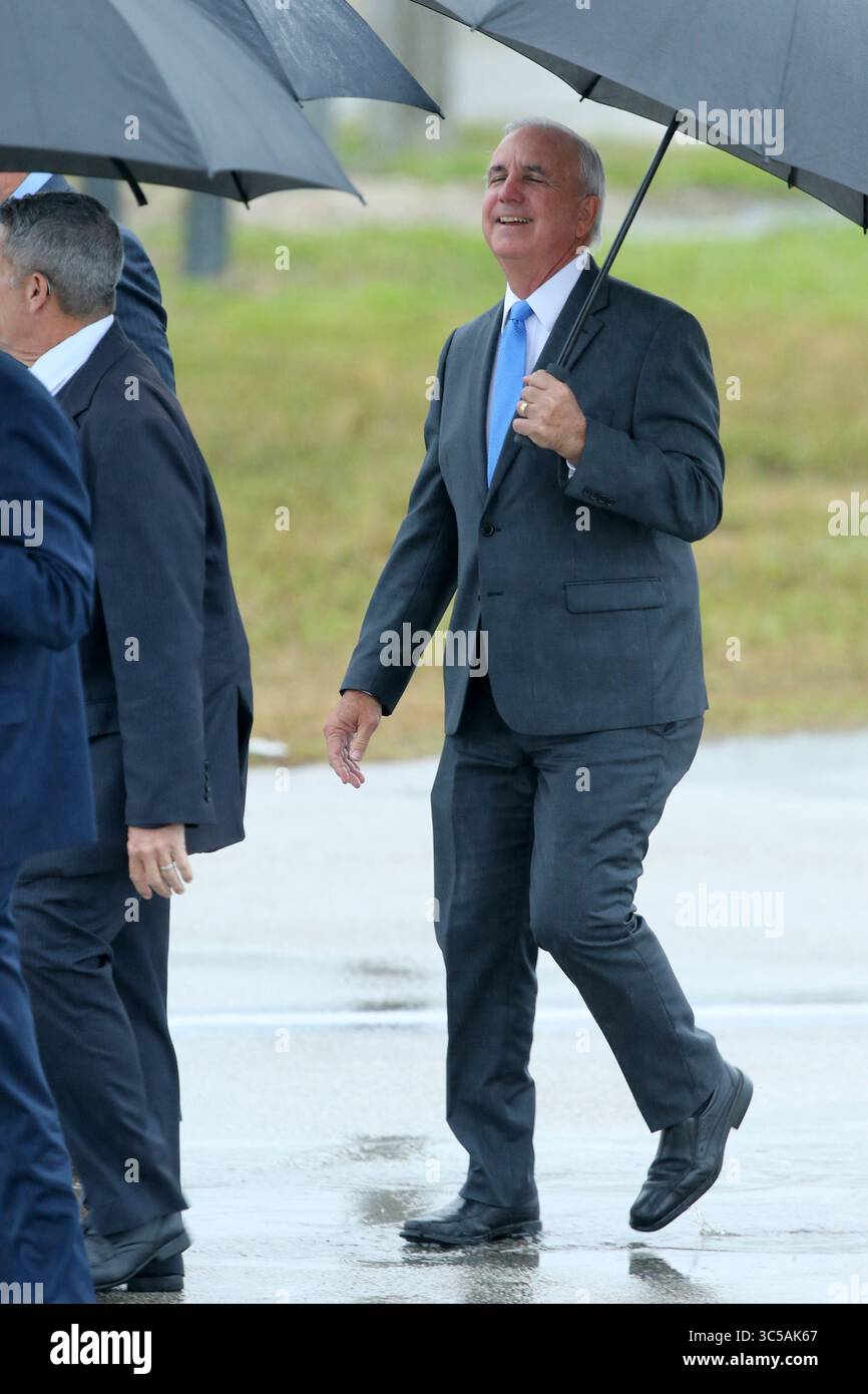 23 gennaio 2020, Miami, Florida, Stati Uniti d'America: MIAMI, FL - 23 GENNAIO: Il presidente DEGLI STATI UNITI Donald Trump arriva su Air Force One. Ã è stato accolto dal commissario Esteban SteveÃ'Tomâ“ Bovo, dal commissario Jose ''Pepe'' Diaz, e dal sindaco Pedro Regalado di Miami sotto la pioggia al Miami International Airport il 23 gennaio 2020 a West Palm Beach, Florida....persone: Tomas Regalado (immagine di credito: © SMG via ZUMA Wire) Foto Stock