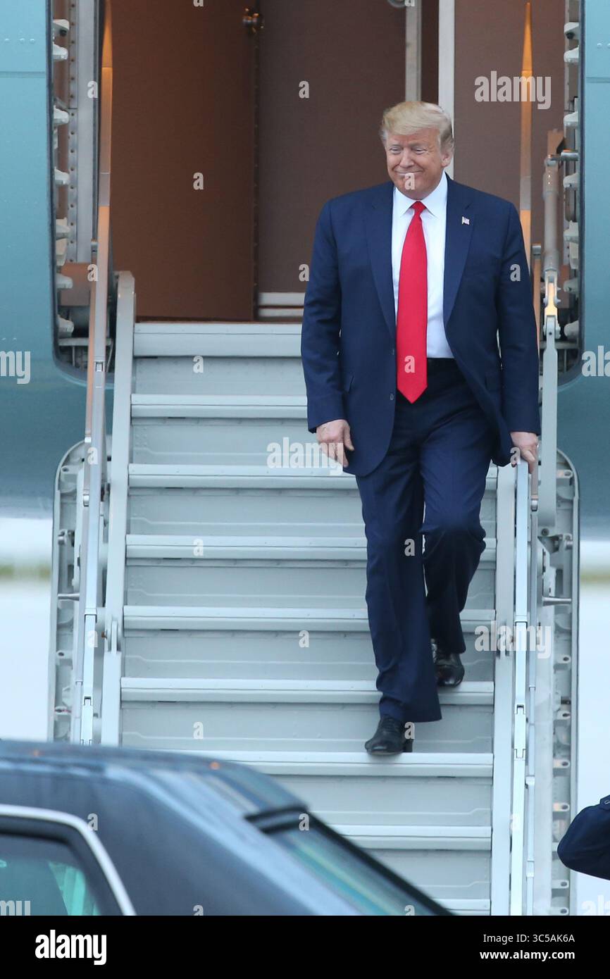 23 gennaio 2020, Miami, Florida, Stati Uniti d'America: MIAMI, FL - 23 GENNAIO: Il presidente DEGLI STATI UNITI Donald Trump arriva su Air Force One. Ã è stato accolto dal commissario Esteban SteveÃ'Tomâ“ Bovo, dal commissario Jose ''Pepe'' Diaz, e dal sindaco Pedro Regalado di Miami sotto la pioggia al Miami International Airport il 23 gennaio 2020 a West Palm Beach, Florida....persone: Presidente Donald Trump (immagine di credito: © SMG via ZUMA Wire) Foto Stock