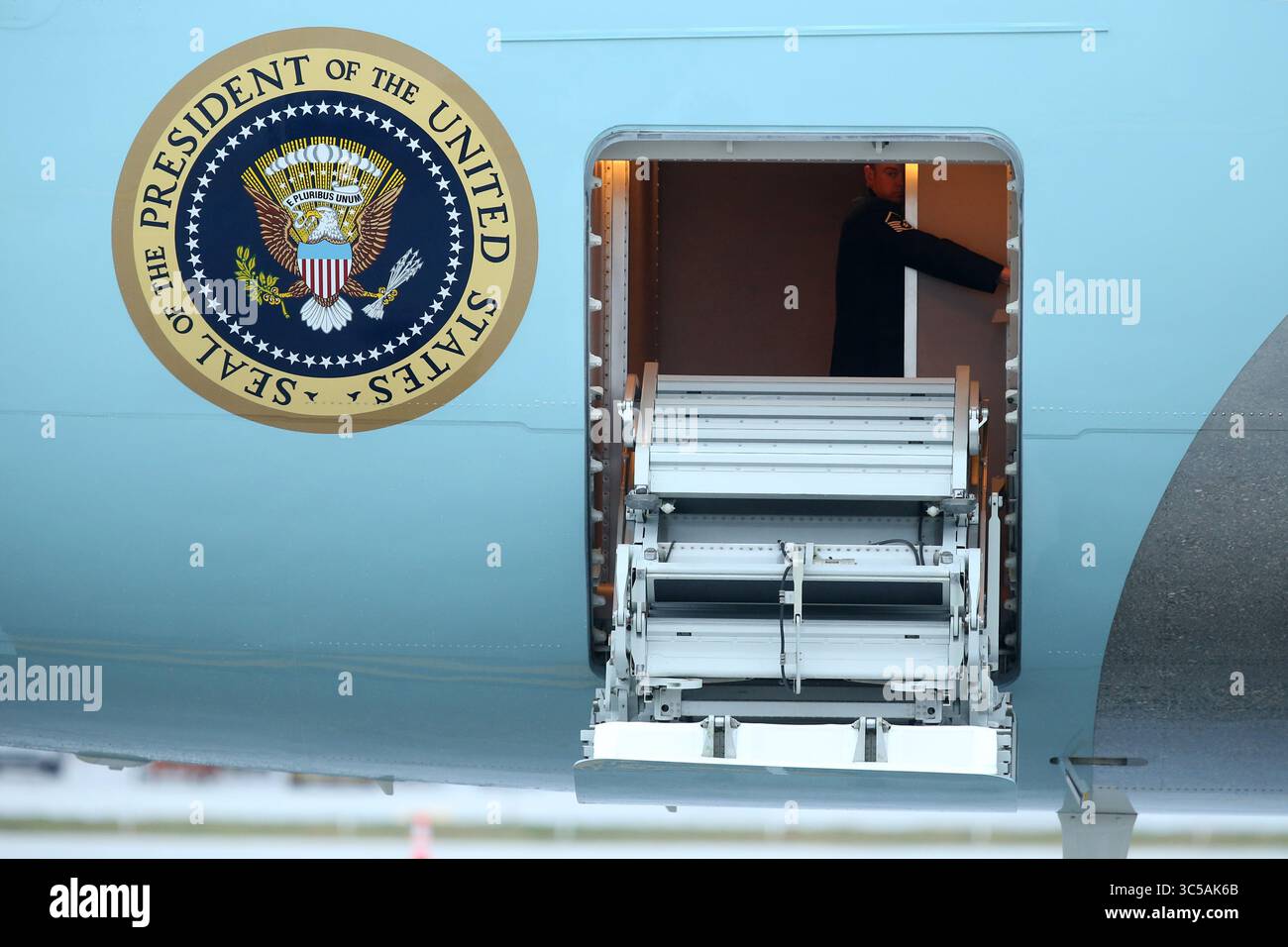 23 gennaio 2020, Miami, Florida, Stati Uniti d'America: MIAMI, FL - 23 GENNAIO: Il presidente DEGLI STATI UNITI Donald Trump arriva su Air Force One. Ã è stato accolto dal commissario Esteban SteveÃ'Tomâ“ Bovo, dal commissario Jose ''Pepe'' Diaz, e dal sindaco Pedro Regalado di Miami sotto la pioggia al Miami International Airport il 23 gennaio 2020 a West Palm Beach, Florida....persone: Presidente Donald Trump (immagine di credito: © SMG via ZUMA Wire) Foto Stock