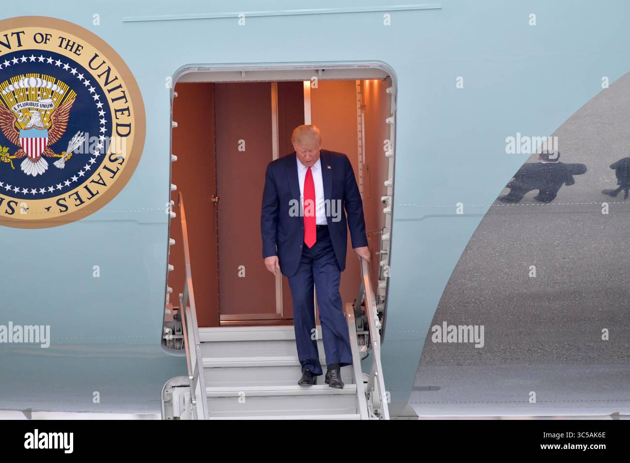 23 gennaio 2020, Miami, Florida, Stati Uniti d'America: MIAMI, FL - 23 GENNAIO: Il presidente DEGLI STATI UNITI Donald Trump arriva su Air Force One. Ã è stato accolto dal commissario Esteban SteveÃ'Tomâ“ Bovo, dal commissario Jose ''Pepe'' Diaz, e dal sindaco Pedro Regalado di Miami sotto la pioggia al Miami International Airport il 23 gennaio 2020 a West Palm Beach, Florida....persone: Presidente Donald Trump (immagine di credito: © SMG via ZUMA Wire) Foto Stock