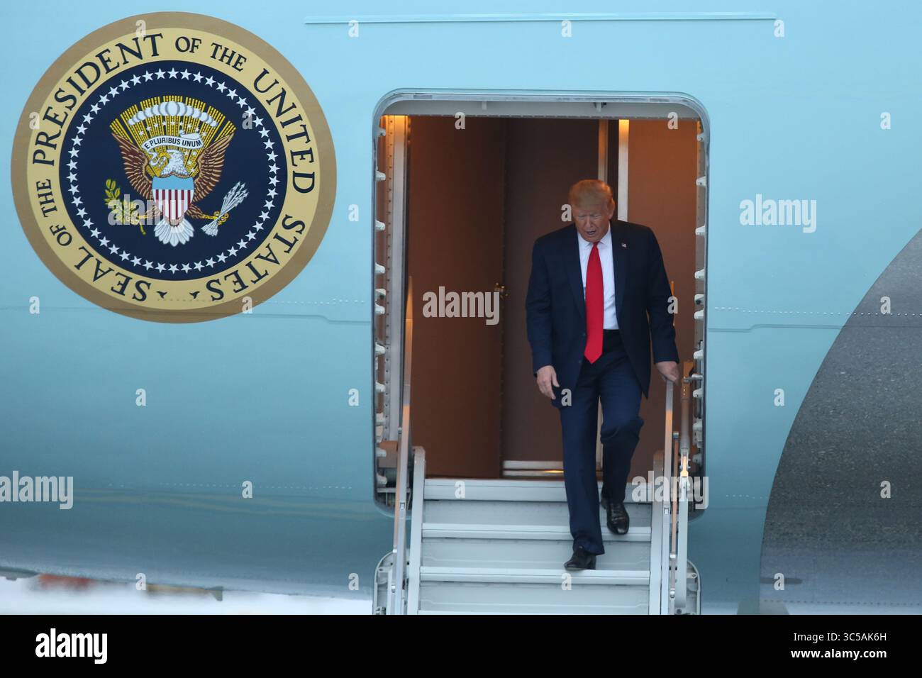 23 gennaio 2020, Miami, Florida, Stati Uniti d'America: MIAMI, FL - 23 GENNAIO: Il presidente DEGLI STATI UNITI Donald Trump arriva su Air Force One. Ã è stato accolto dal commissario Esteban SteveÃ'Tomâ“ Bovo, dal commissario Jose ''Pepe'' Diaz, e dal sindaco Pedro Regalado di Miami sotto la pioggia al Miami International Airport il 23 gennaio 2020 a West Palm Beach, Florida....persone: Presidente Donald Trump (immagine di credito: © SMG via ZUMA Wire) Foto Stock