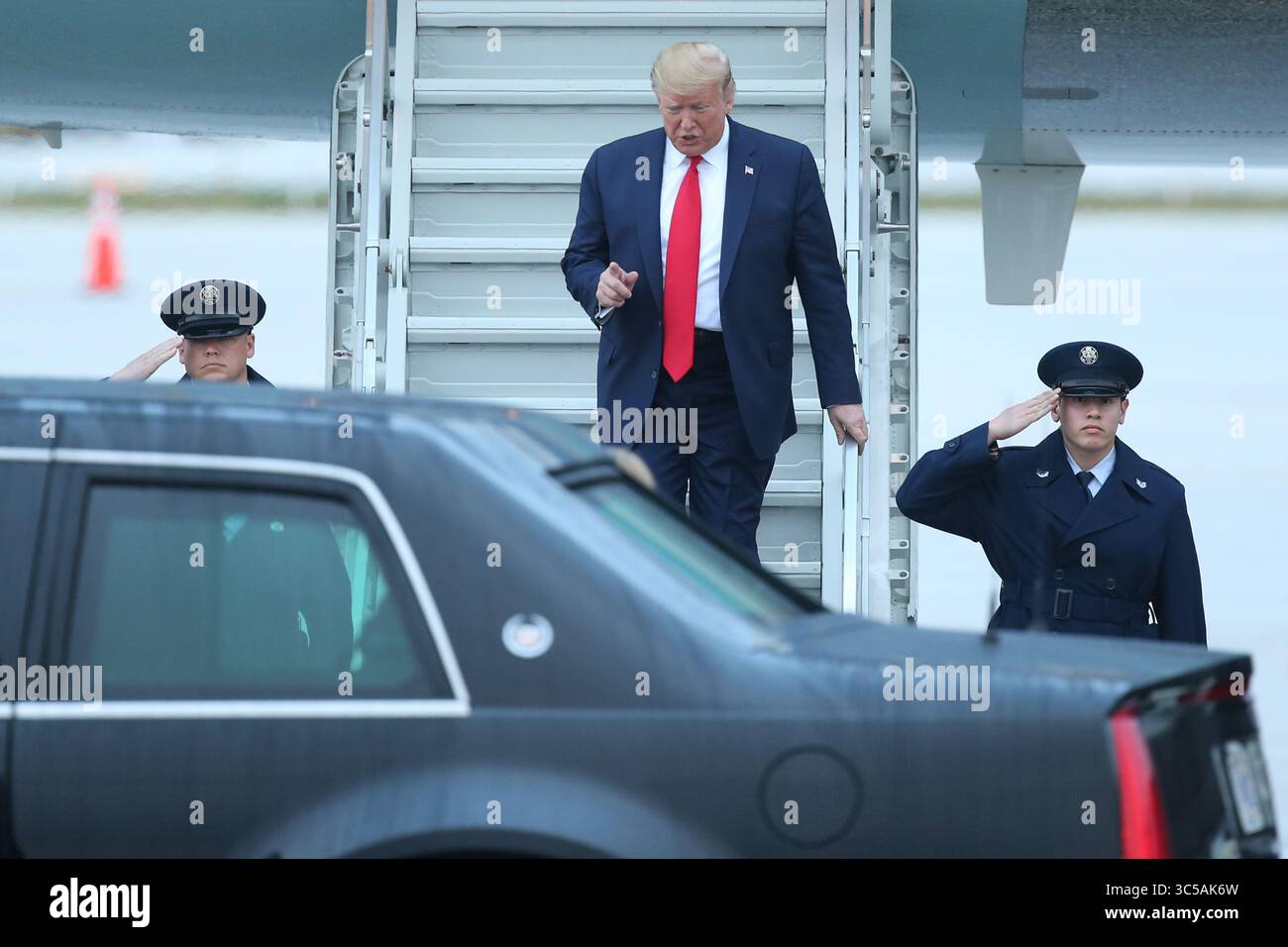 23 gennaio 2020, Miami, Florida, Stati Uniti d'America: MIAMI, FL - 23 GENNAIO: Il presidente DEGLI STATI UNITI Donald Trump arriva su Air Force One. Ã è stato accolto dal commissario Esteban SteveÃ'Tomâ“ Bovo, dal commissario Jose ''Pepe'' Diaz, e dal sindaco Pedro Regalado di Miami sotto la pioggia al Miami International Airport il 23 gennaio 2020 a West Palm Beach, Florida....persone: Presidente Donald Trump (immagine di credito: © SMG via ZUMA Wire) Foto Stock