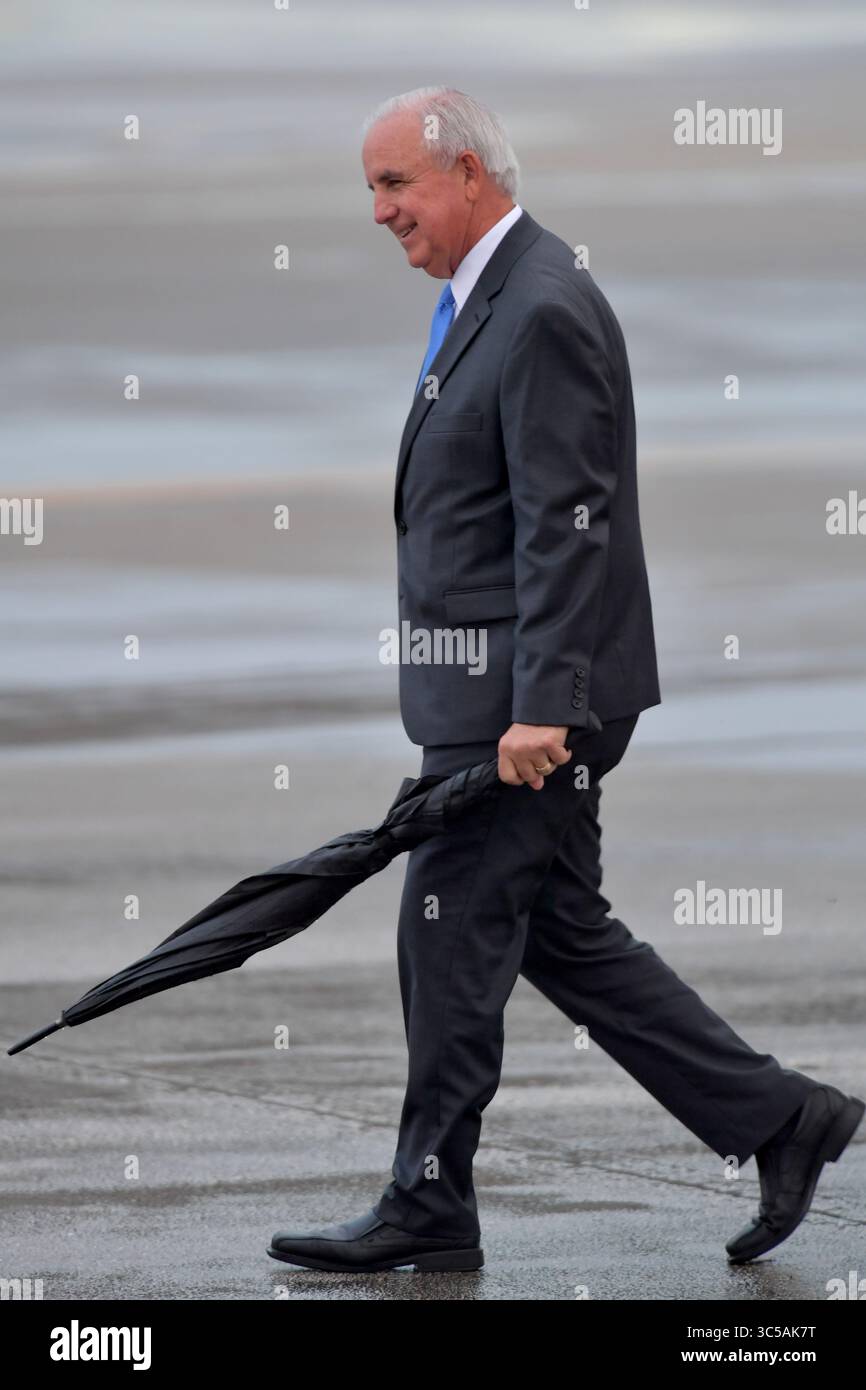 23 gennaio 2020, Miami, Florida, Stati Uniti d'America: MIAMI, FL - 23 GENNAIO: Il presidente DEGLI STATI UNITI Donald Trump arriva su Air Force One. È stato accolto dal commissario Esteban Ã'SteveÃ“ Bovo, dal commissario Jose ''Pepe'' Diaz, e dal sindaco Carlos Gimenez tutti di Miami sotto la pioggia all'aeroporto internazionale di Miami il 23 gennaio 2020 a West Palm Beach, Florida....persone: Carlos Gimenez (immagine di credito: © SMG via ZUMA Wire) Foto Stock