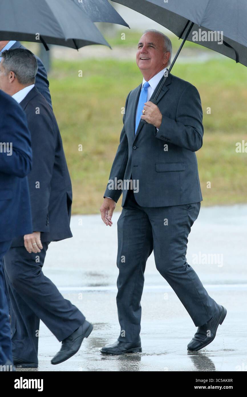 23 gennaio 2020, Miami, Florida, Stati Uniti d'America: MIAMI, FL - 23 GENNAIO: Il presidente DEGLI STATI UNITI Donald Trump arriva su Air Force One. Ã è stato accolto dal commissario Esteban SteveÃ'Tomâ“ Bovo, dal commissario Jose ''Pepe'' Diaz, e dal sindaco Pedro Regalado di Miami sotto la pioggia al Miami International Airport il 23 gennaio 2020 a West Palm Beach, Florida....persone: Carlos Gimenez (immagine di credito: © SMG via ZUMA Wire) Foto Stock