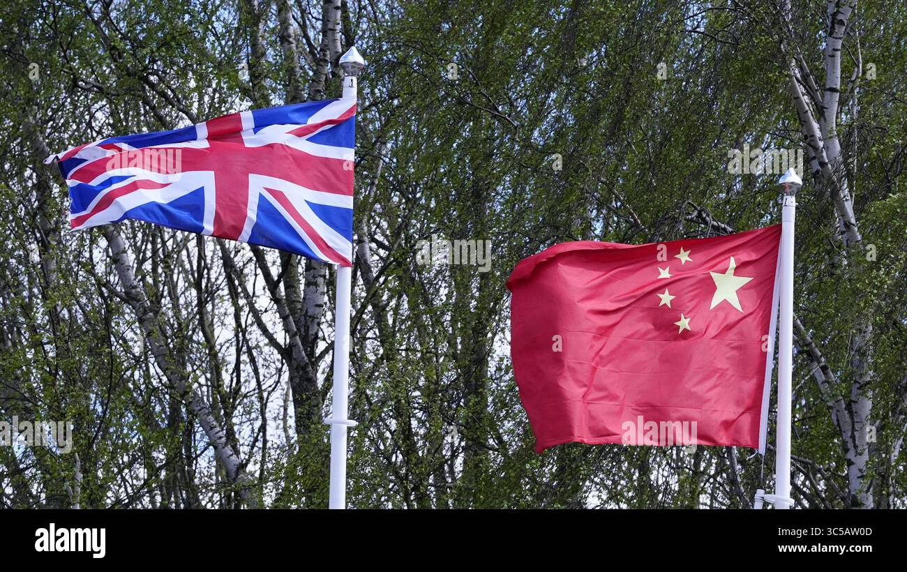 Foto non datata di una bandiera Union Jack e della bandiera della Cina. gli stati stranieri stanno diventando più audaci nei loro tentativi di mettere a tacere i dissidenti nel Regno Unito e il governo deve intraprendere un'azione più forte, come hanno avvertito i parlamentari. In un rapporto pubblicato mercoledì, la commissione mista per i diritti umani ha affermato che la repressione transnazionale è aumentata negli ultimi anni, con stati stranieri che utilizzano molestie online, cause legali e violenza fisica per intimidire le persone nel Regno Unito. Data di pubblicazione: Mercoledì 30 luglio 2025. Foto Stock