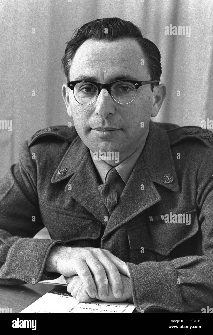Rav Aluf Tzvi Tzur (anche traslitterato Zvi Tsur; 17 aprile 1923 – 28 dicembre 2004) è stato un ufficiale israeliano, sesto capo di stato maggiore dell'IDF (1961–1963). Foto Stock